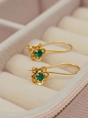 Aros doble flor con gancho y esmeralda 1.9 cm 1.4 grs Oro 18k