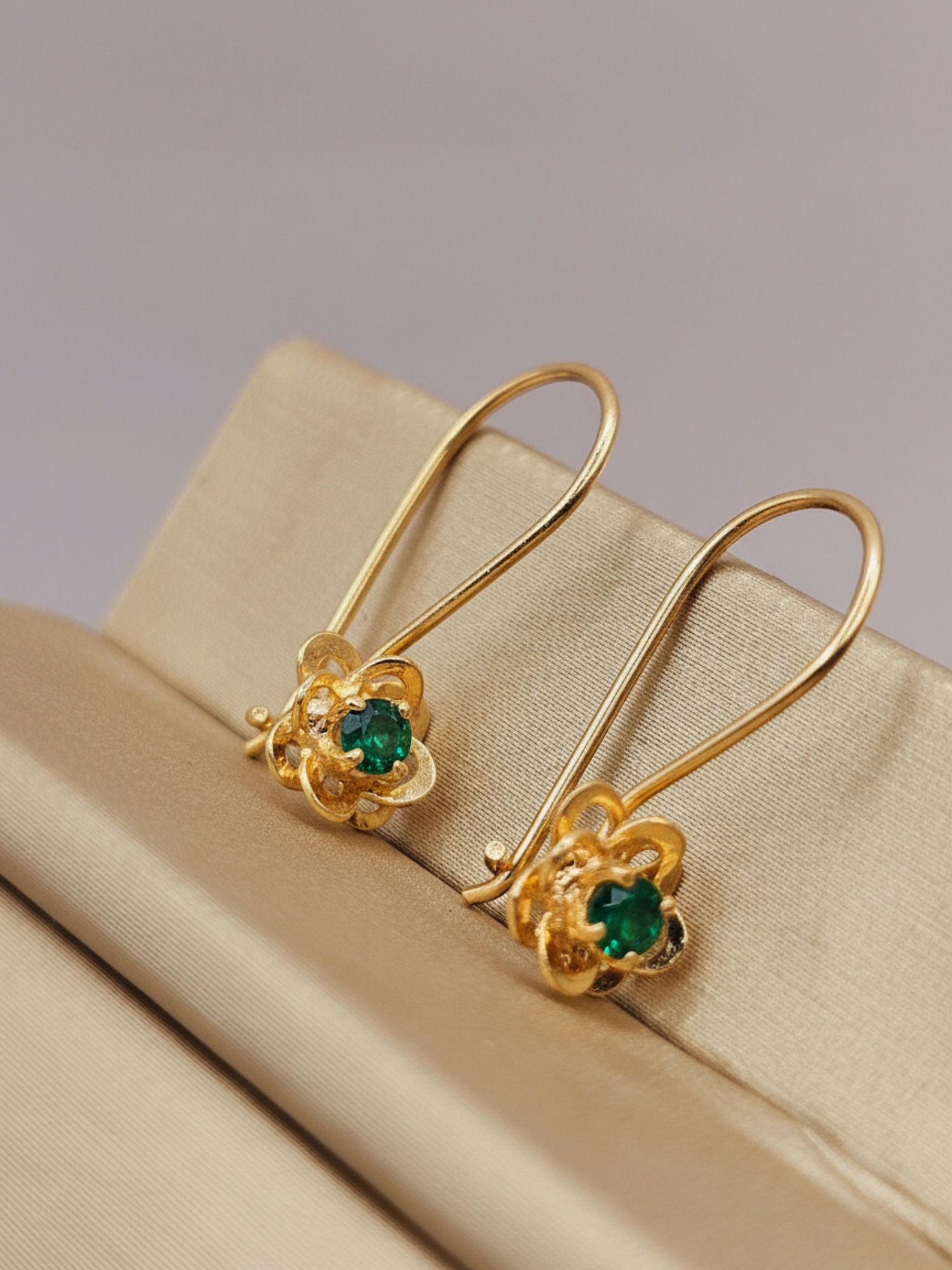 Aros doble flor con gancho y esmeralda 1.9 cm 1.4 grs Oro 18k 4