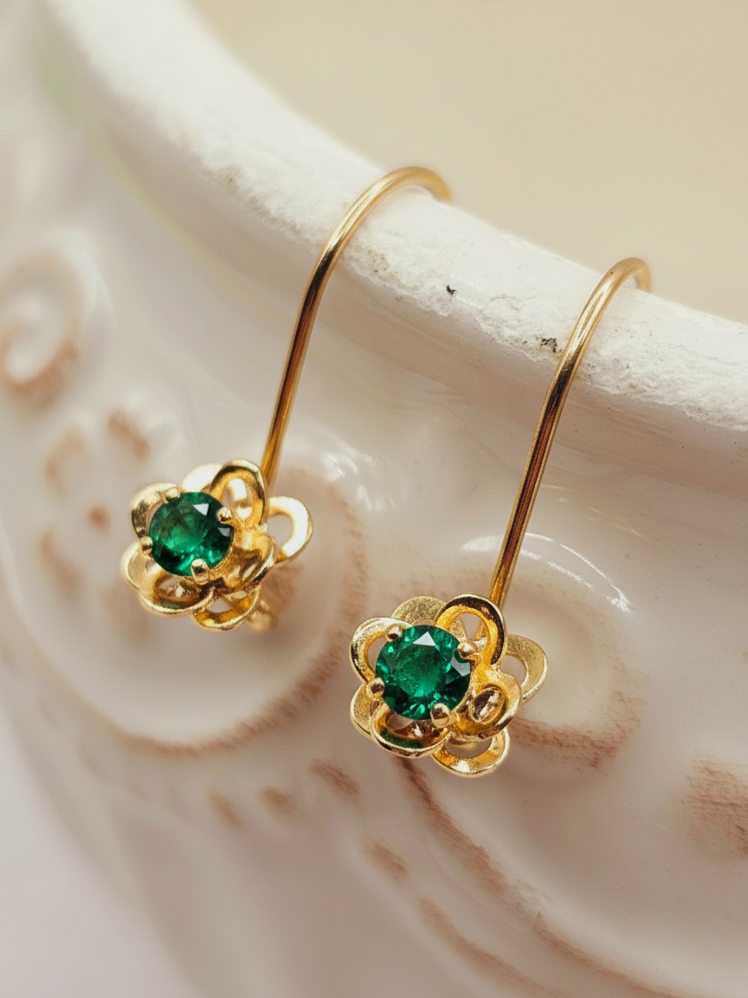 Aros doble flor con gancho y esmeralda 1.9 cm 1.4 grs Oro 18k 5