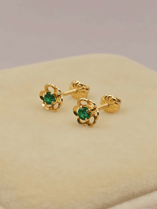 Aros flor con esmeralda 7 mm 1.2 grs Oro 18k