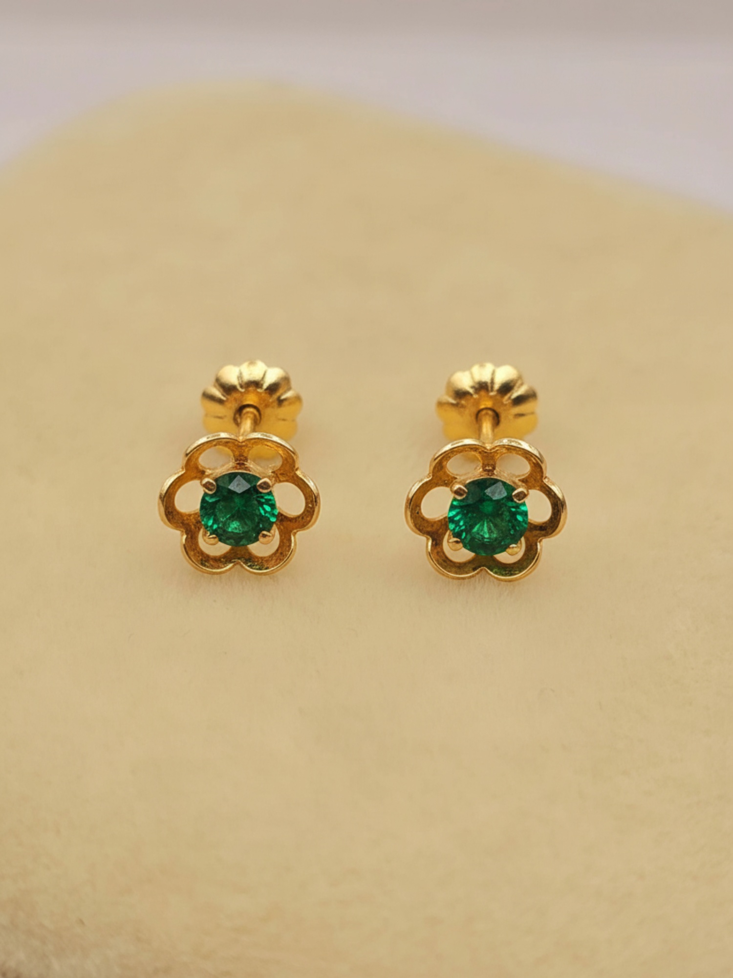 Aros flor con esmeralda 7 mm 1.2 grs Oro 18k 1