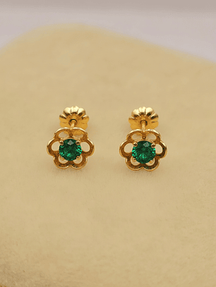 Aros flor con esmeralda 7 mm 1.2 grs Oro 18k