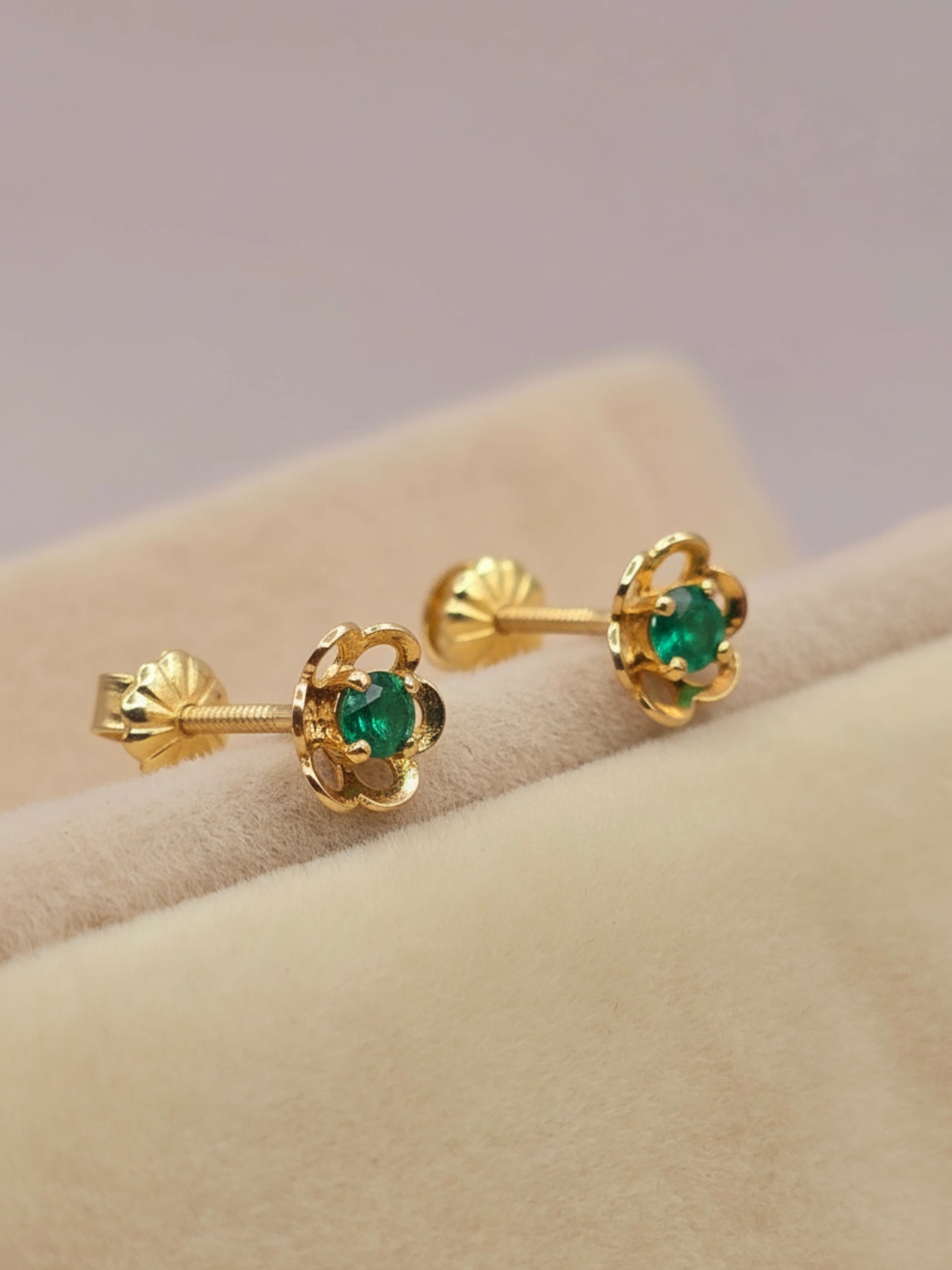 Aros flor con esmeralda 7 mm 1.2 grs Oro 18k 3