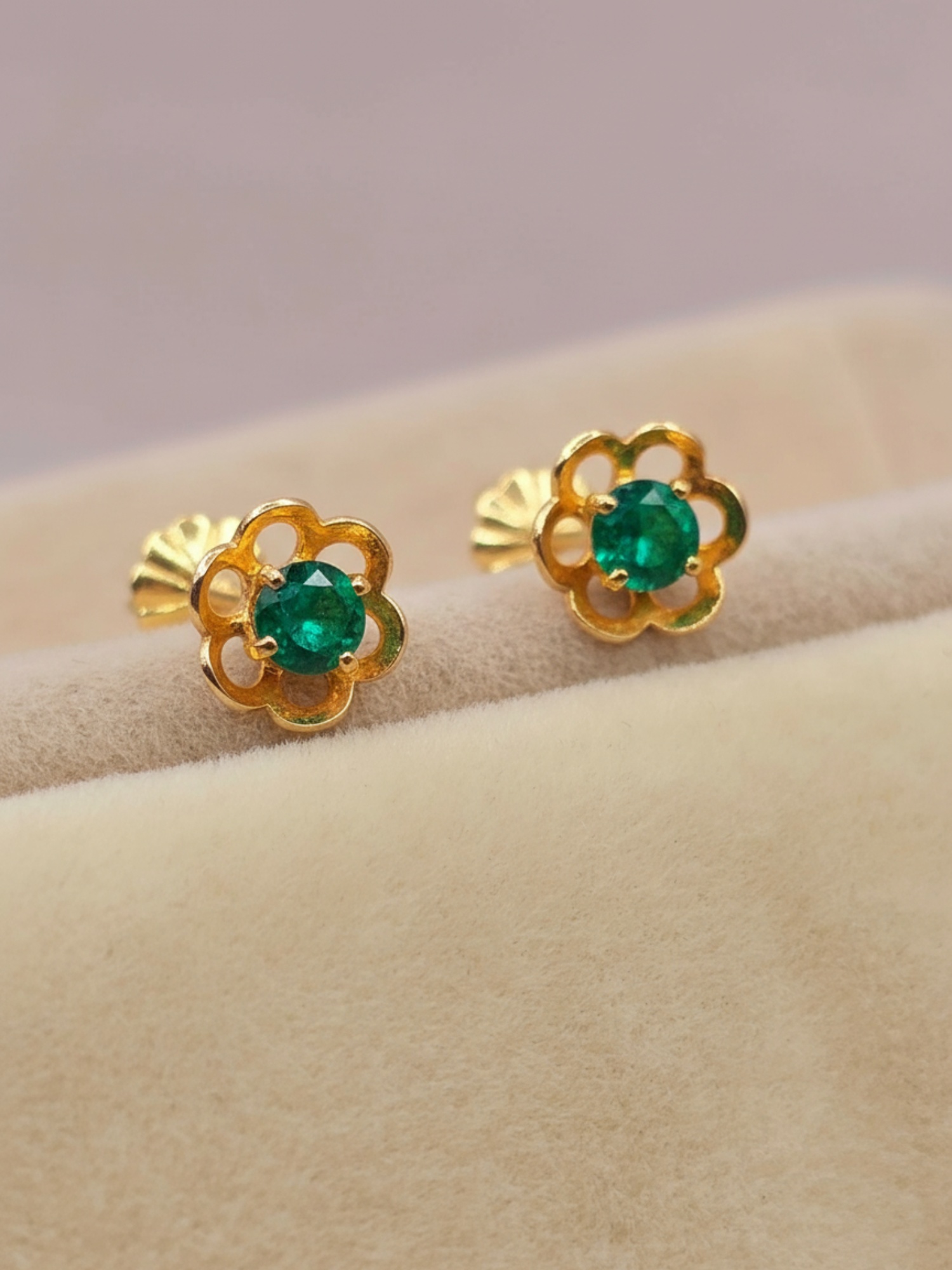 Aros flor con esmeralda 7 mm 1.2 grs Oro 18k 5