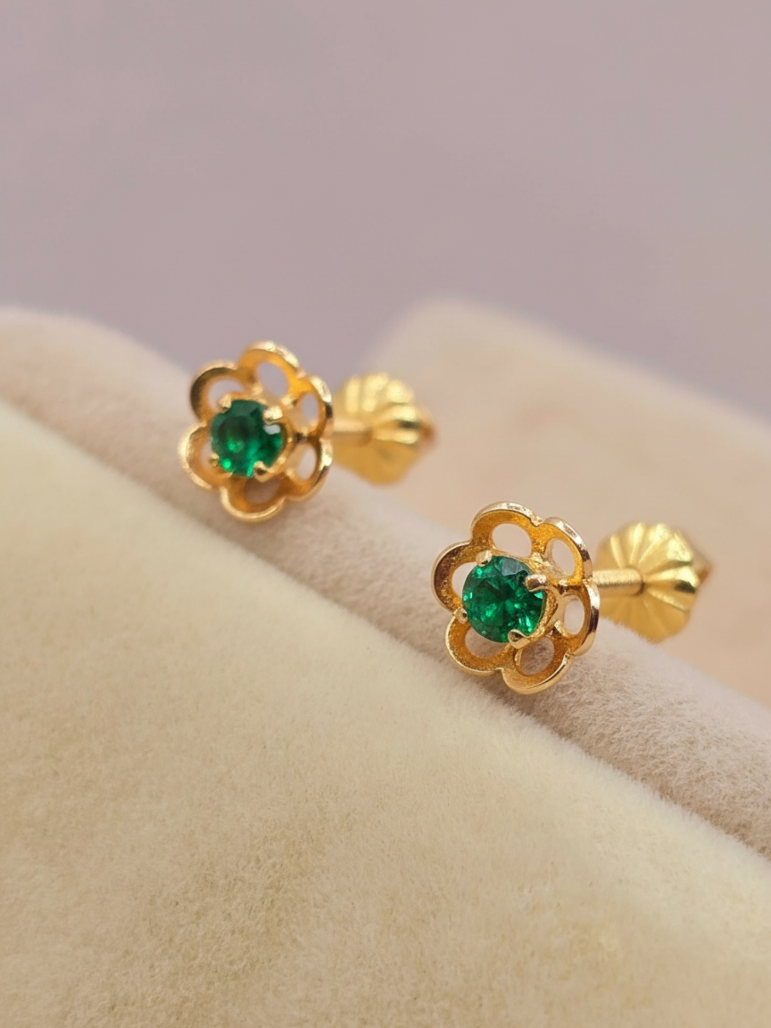 Aros flor con esmeralda 7 mm 1.2 grs Oro 18k 6