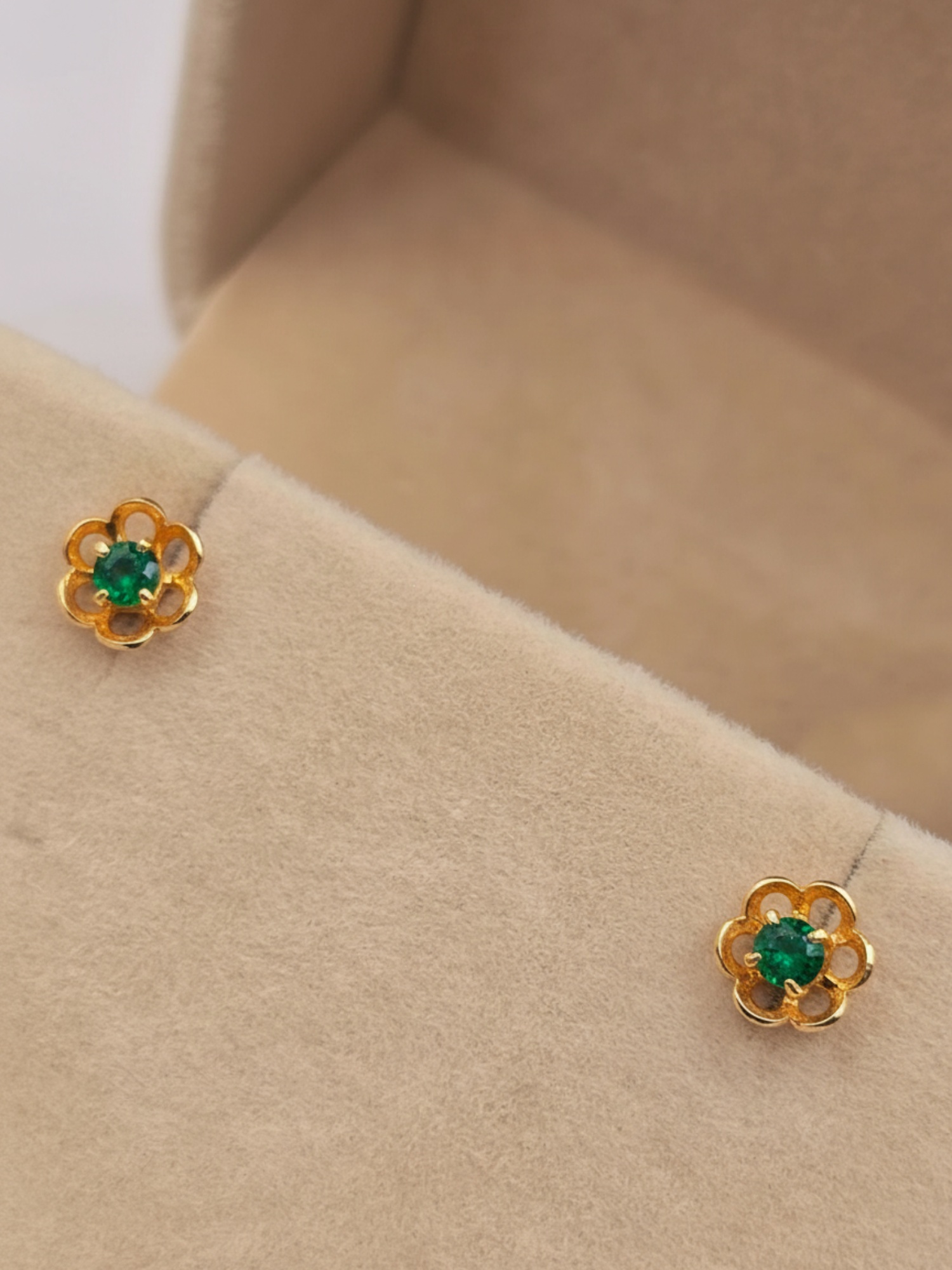 Aros flor con esmeralda 7 mm 1.2 grs Oro 18k 7