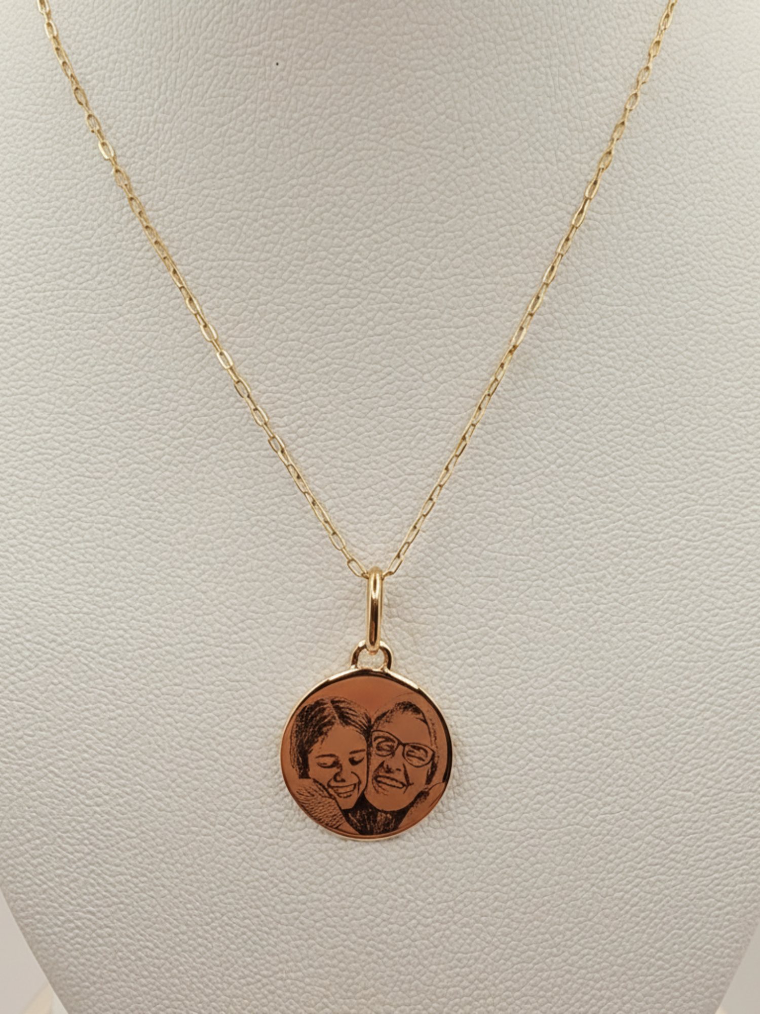 Cadena limada 50 cm con fotograbado colgante disco liso 1.4 cm 2.2 grs Oro 18k 1
