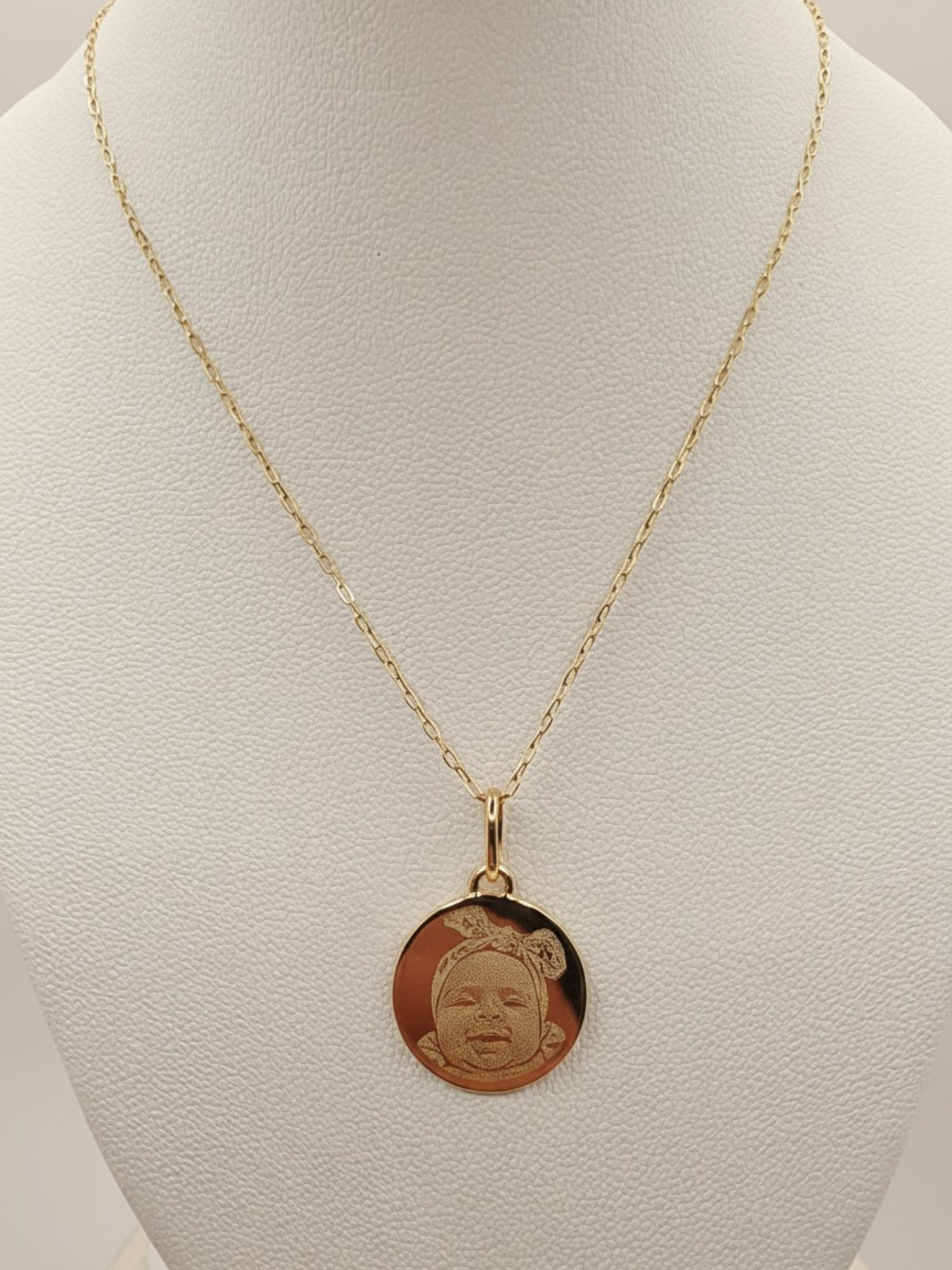 Cadena limada 50 cm con fotograbado colgante disco liso 1.4 cm 2.2 grs Oro 18k 2