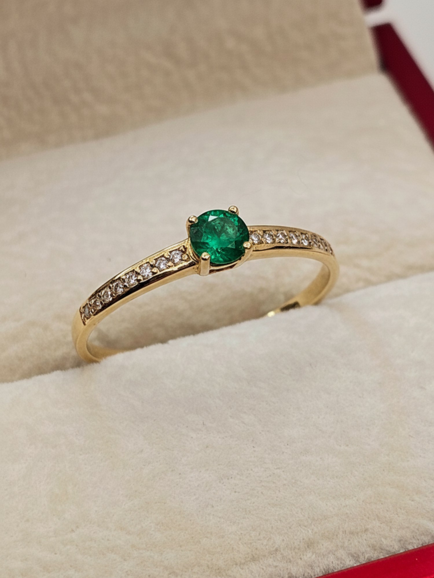 Anillo solitario Cintillo esmeralda y circones 1.9 grs Oro 18k 2