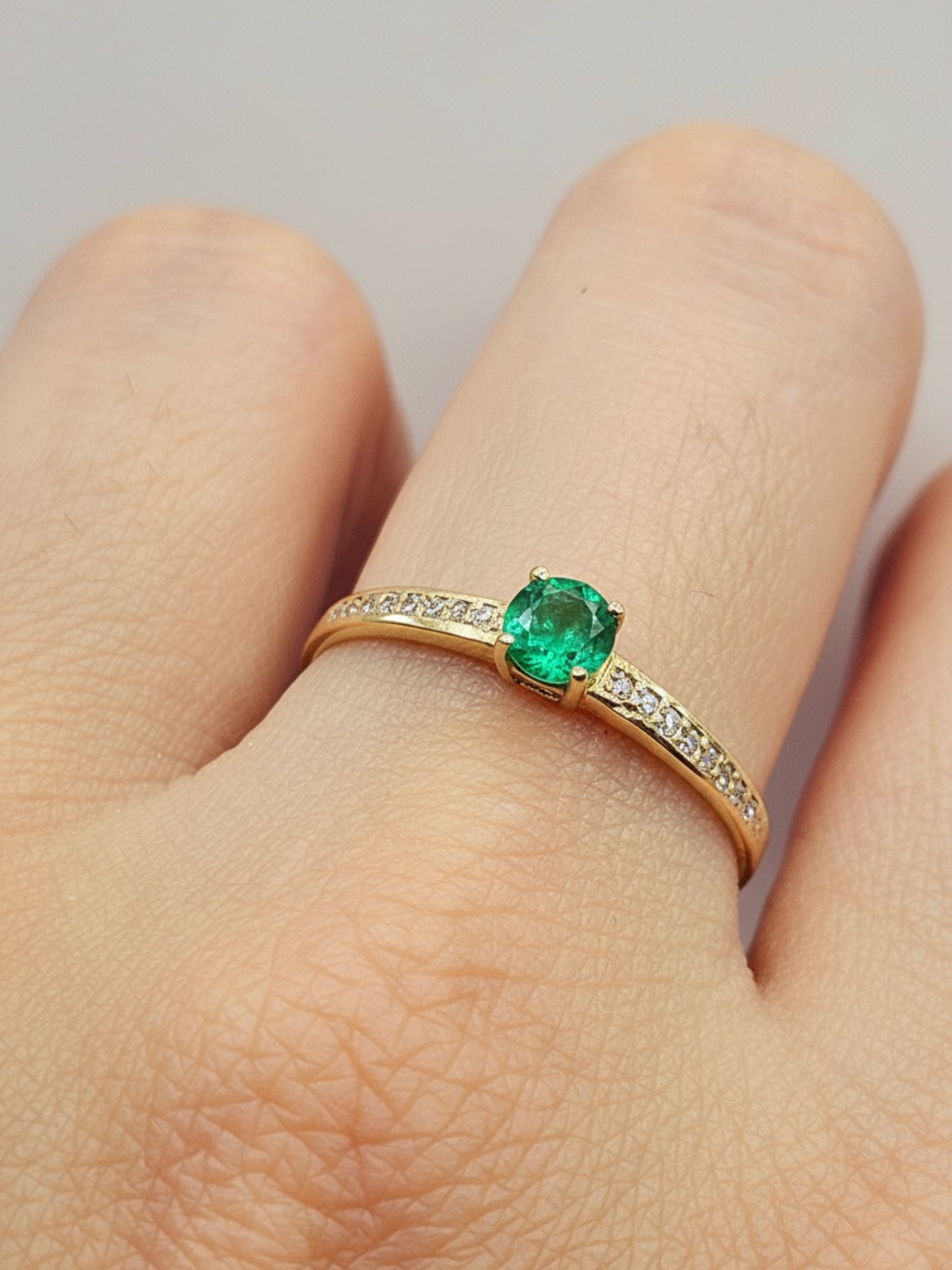 Anillo solitario Cintillo esmeralda y circones 1.9 grs Oro 18k 1