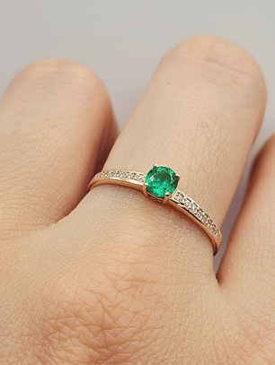 Anillo solitario Cintillo esmeralda y circones 1.9 grs Oro 18k