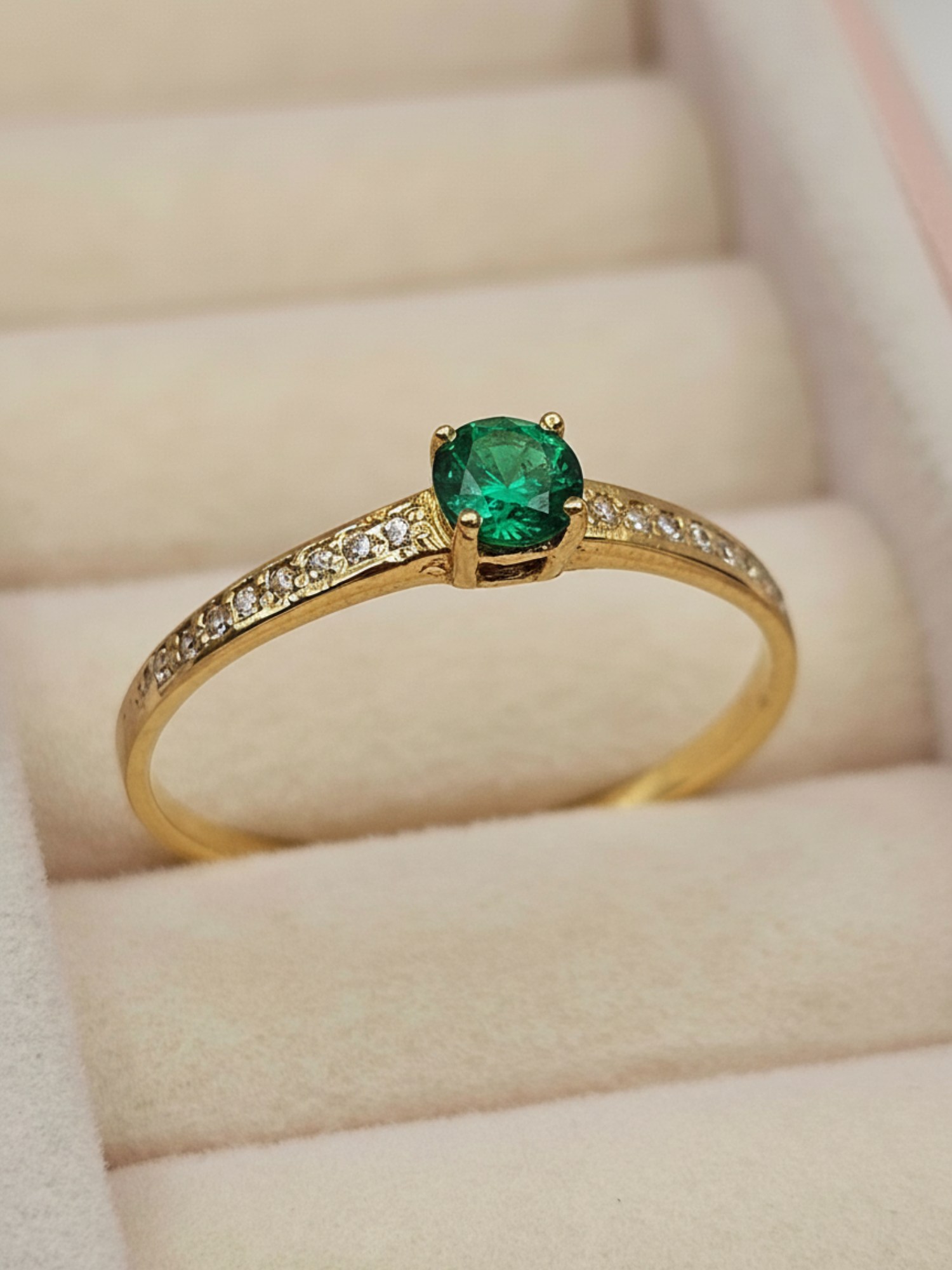 Anillo solitario Cintillo esmeralda y circones 1.9 grs Oro 18k 3