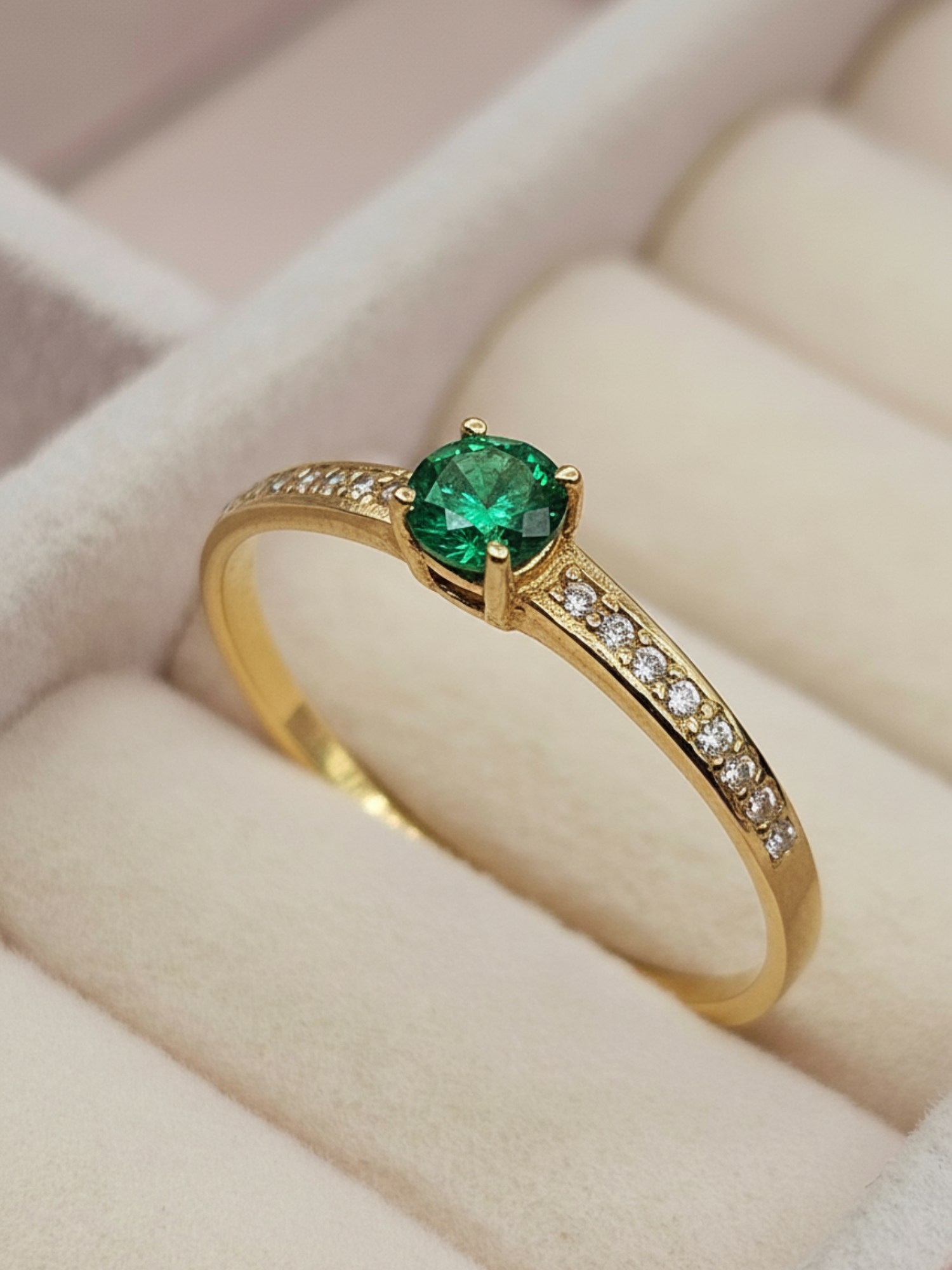 Anillo solitario Cintillo esmeralda y circones 1.9 grs Oro 18k 4