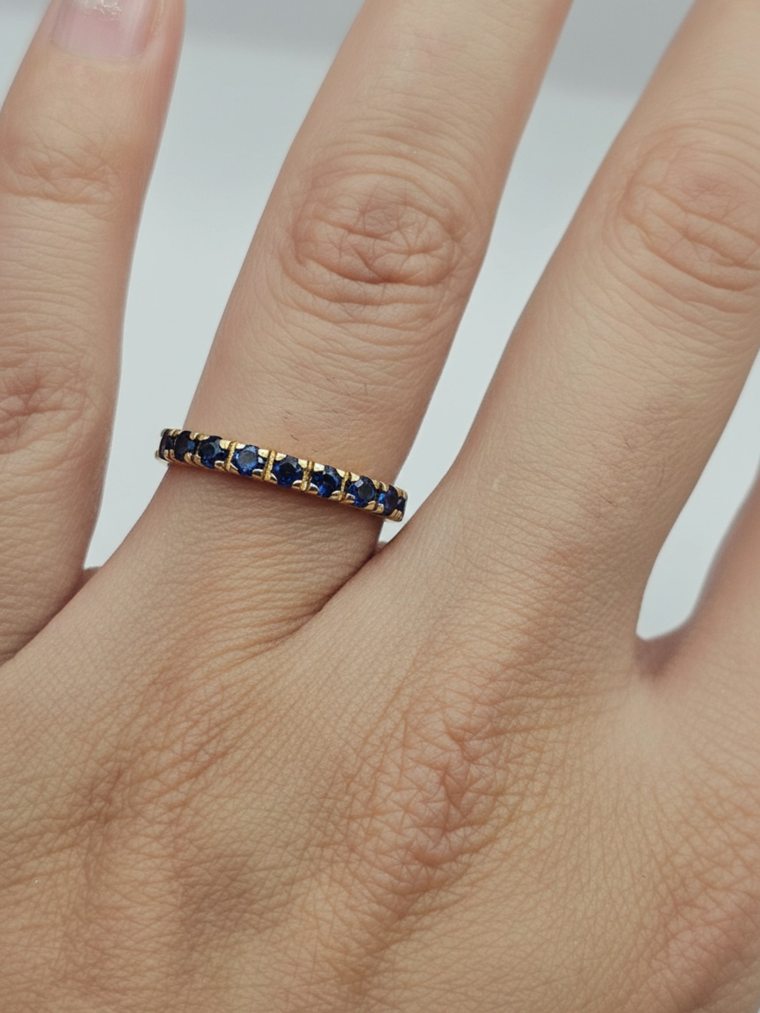 Anillo medio cintillo zafiros 2.8 grs Oro 18k 2