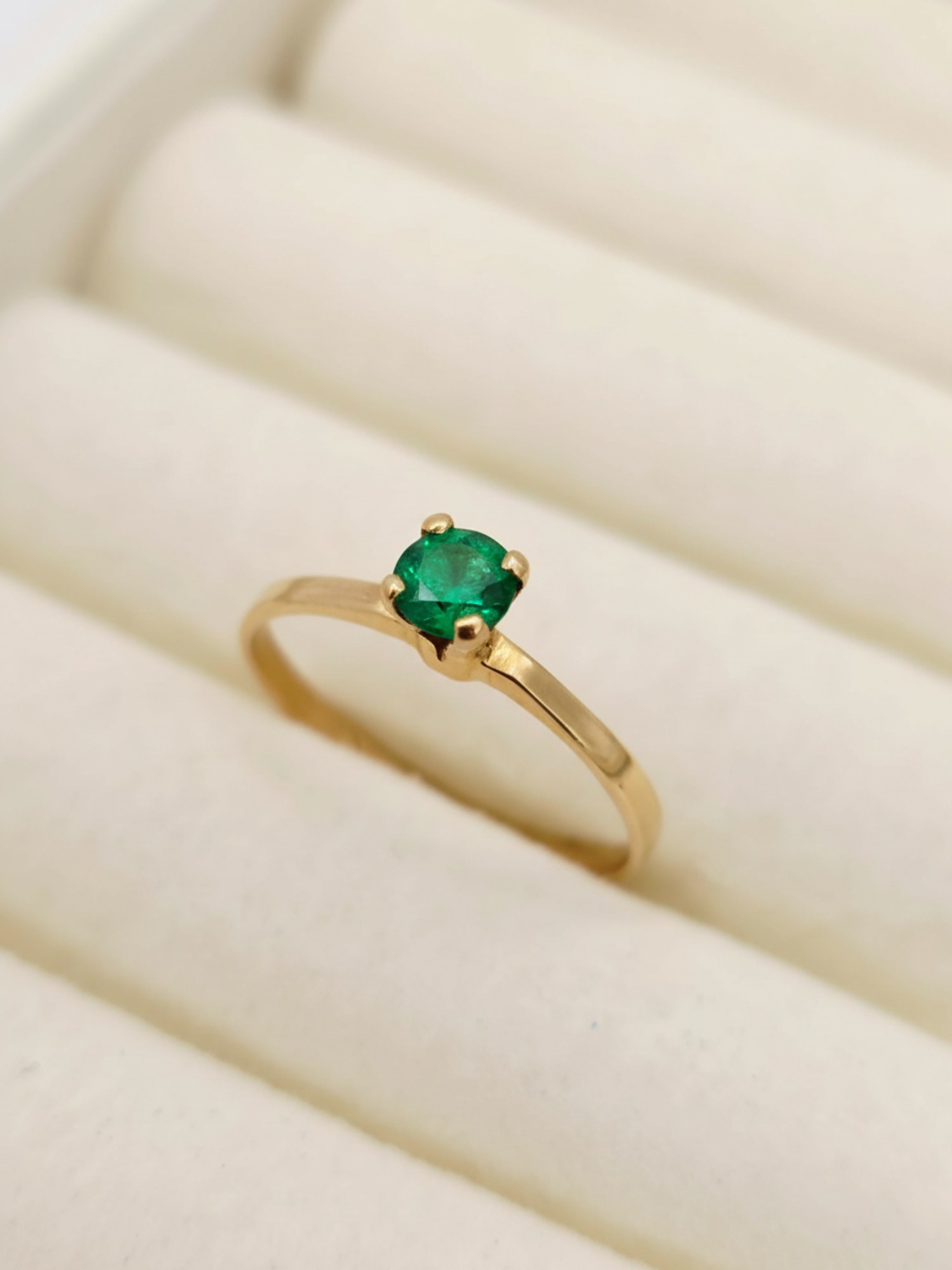 Anillo solitario esmeralda 1.6 grs Oro 18k 1