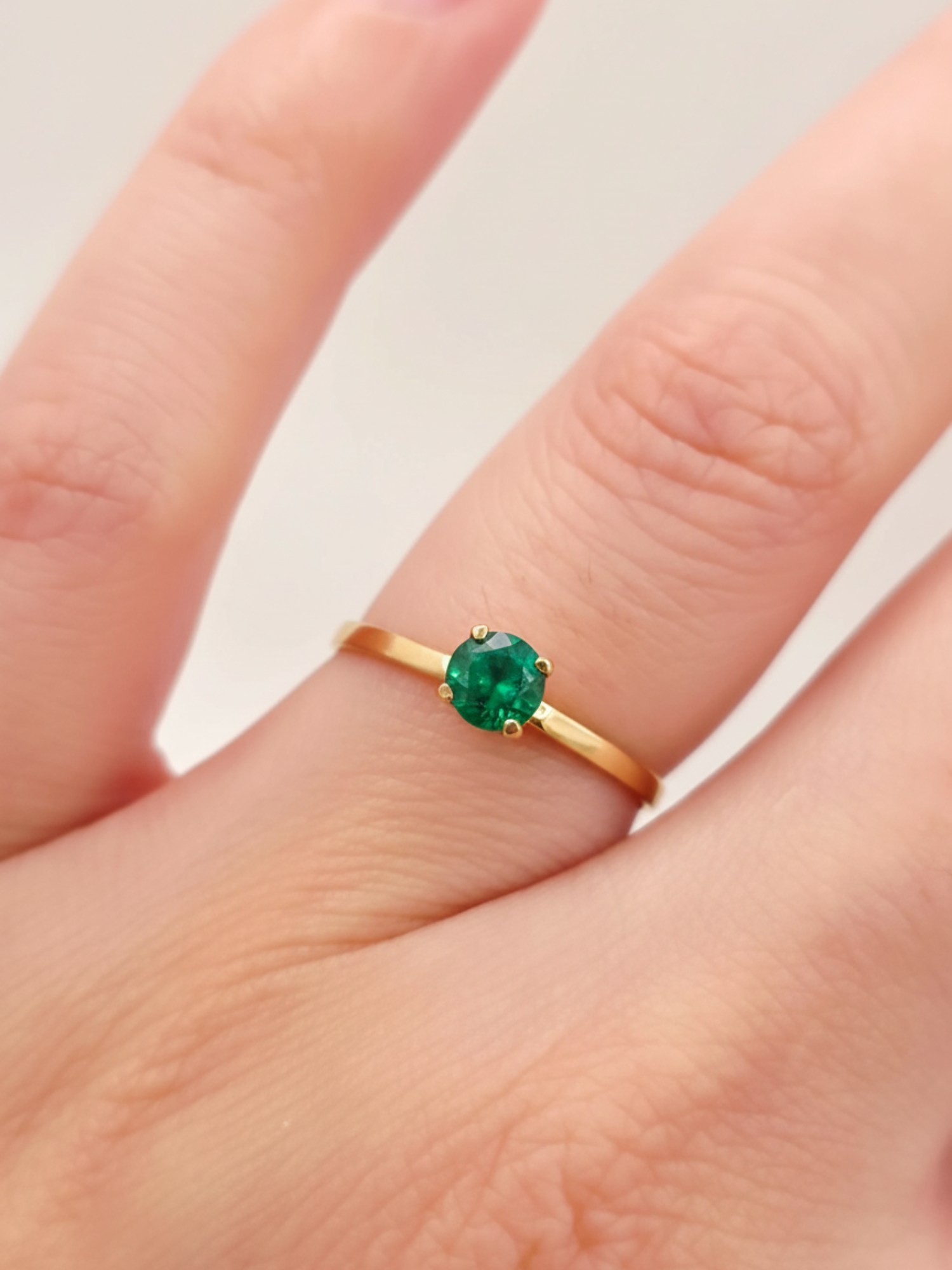 Anillo solitario esmeralda 1.6 grs Oro 18k 2