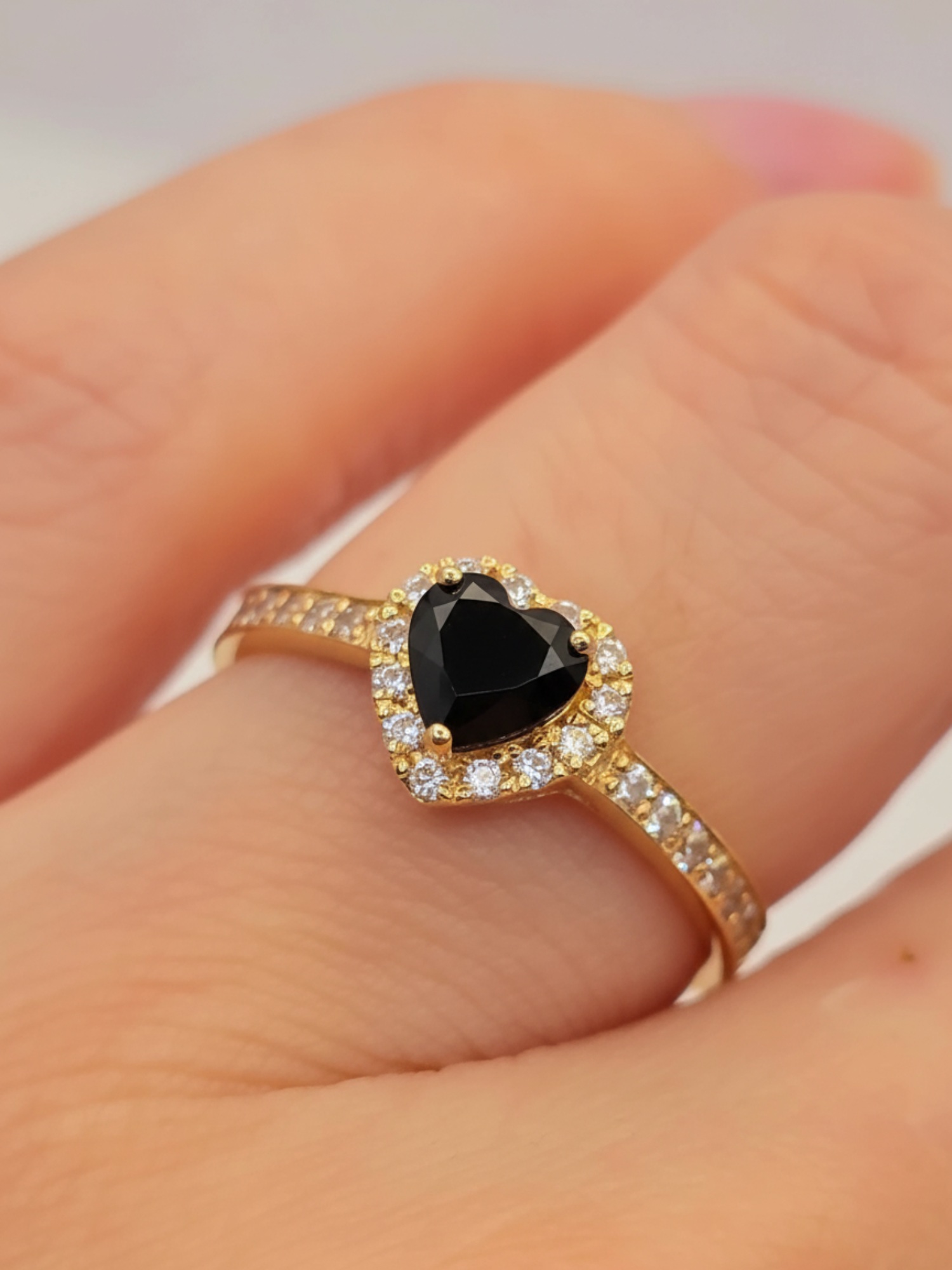 Anillo medio cintillo corazón onix y circones 2.2 grs Oro 18k 4