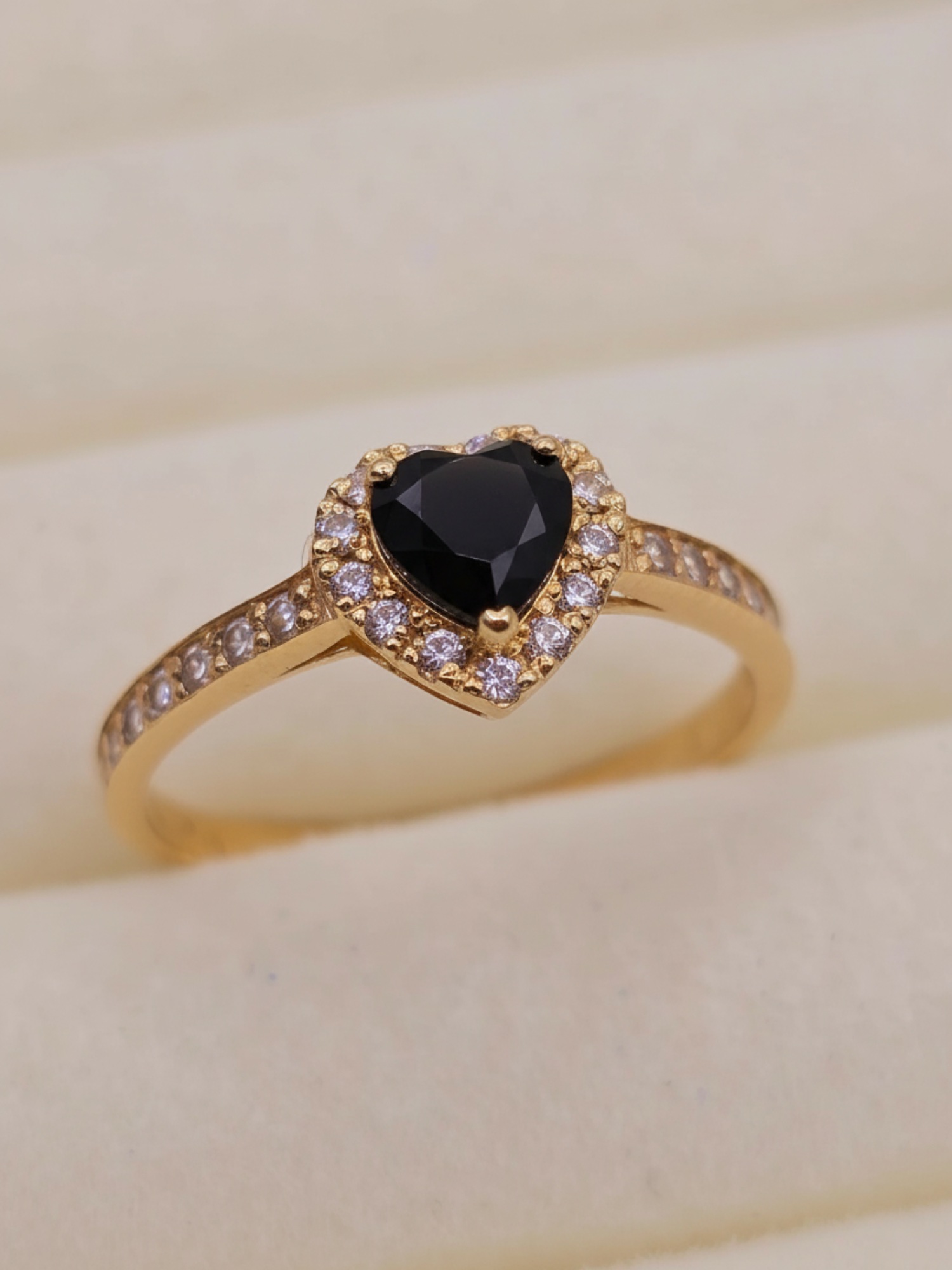 Anillo medio cintillo corazón onix y circones 2.2 grs Oro 18k 3