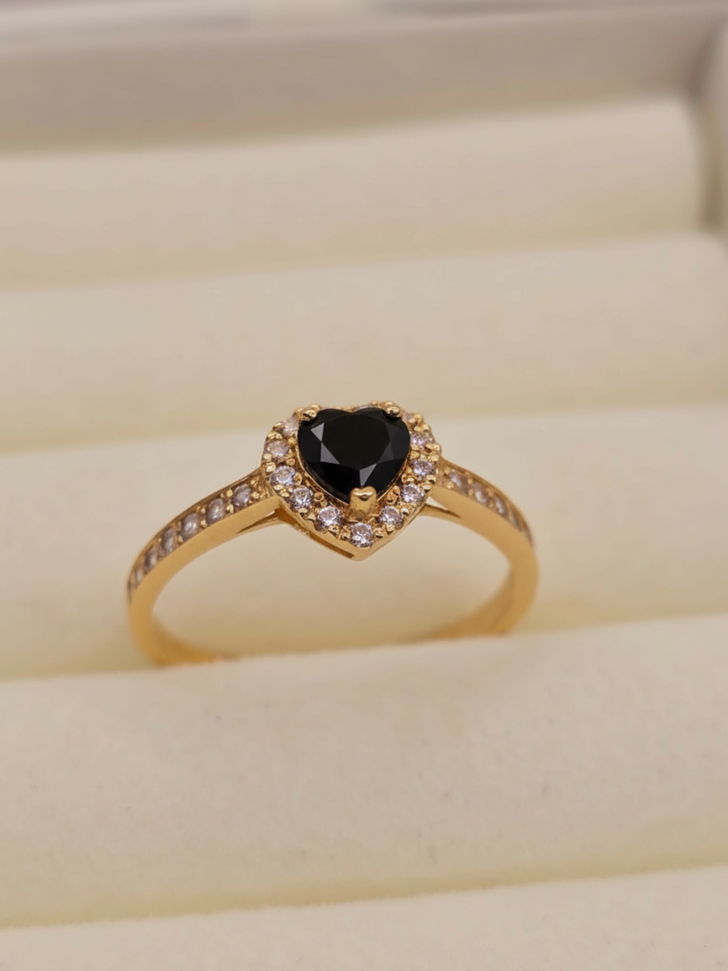 Anillo medio cintillo corazón onix y circones 2.2 grs Oro 18k 5