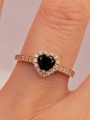 Anillo medio cintillo corazón onix y circones 2.2 grs Oro 18k