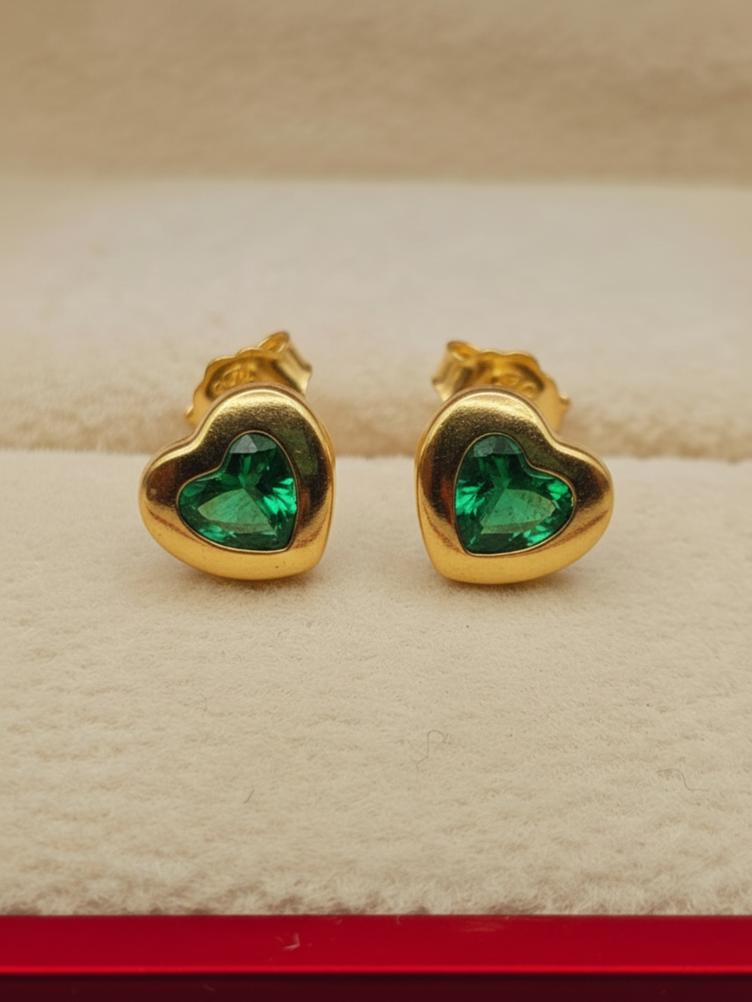Aros corazón esmeralda 7.5 mm 1.5 grs Oro 18k 3