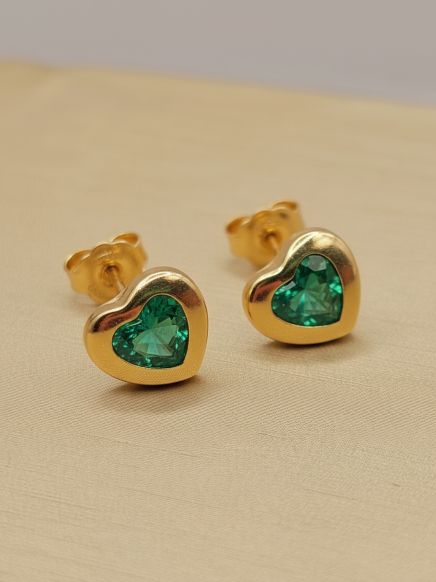 Aros corazón esmeralda 7.5 mm 1.5 grs Oro 18k 2