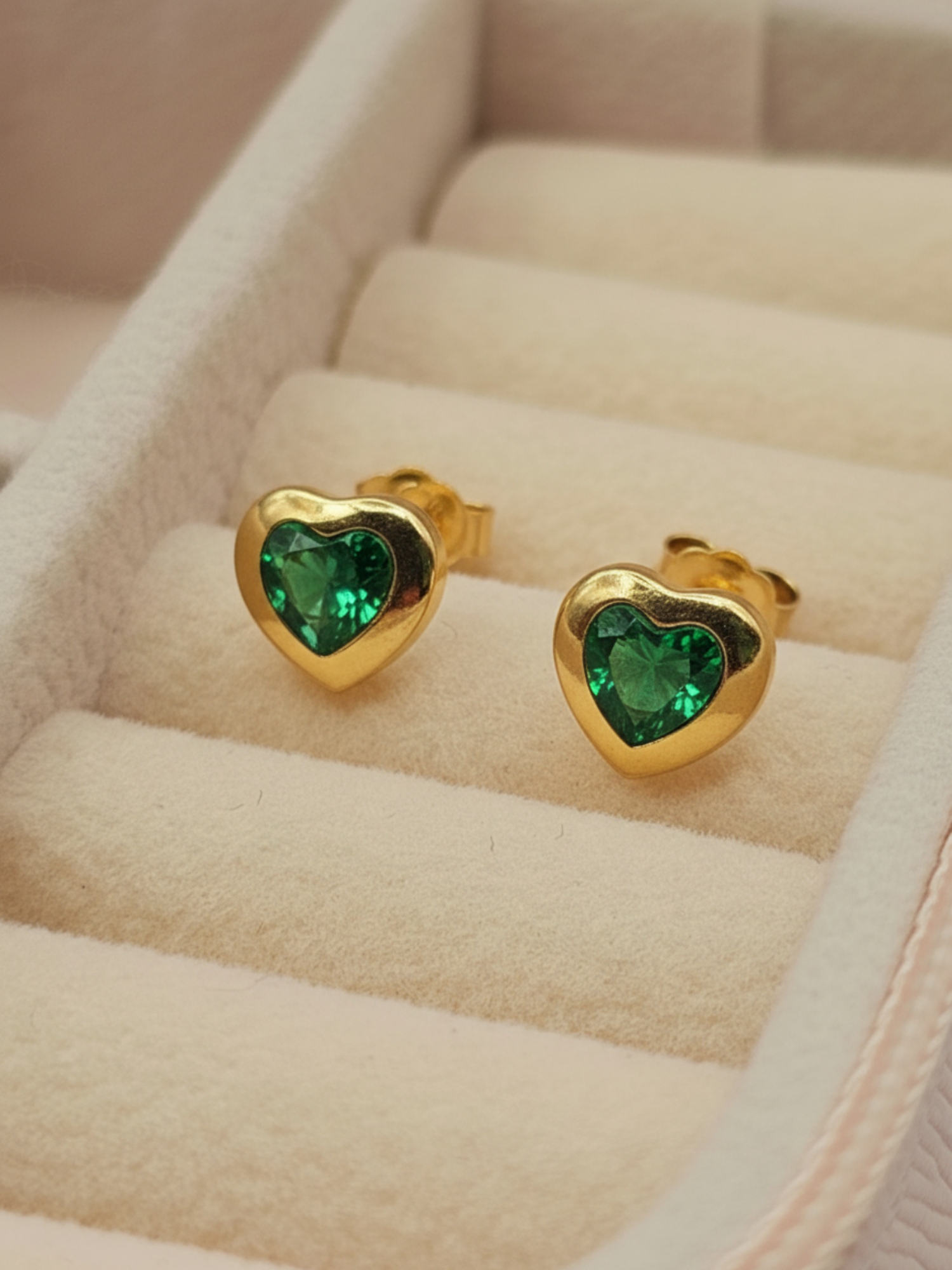 Aros corazón esmeralda 7.5 mm 1.5 grs Oro 18k 1