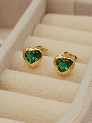 Aros corazón esmeralda 7.5 mm 1.5 grs Oro 18k