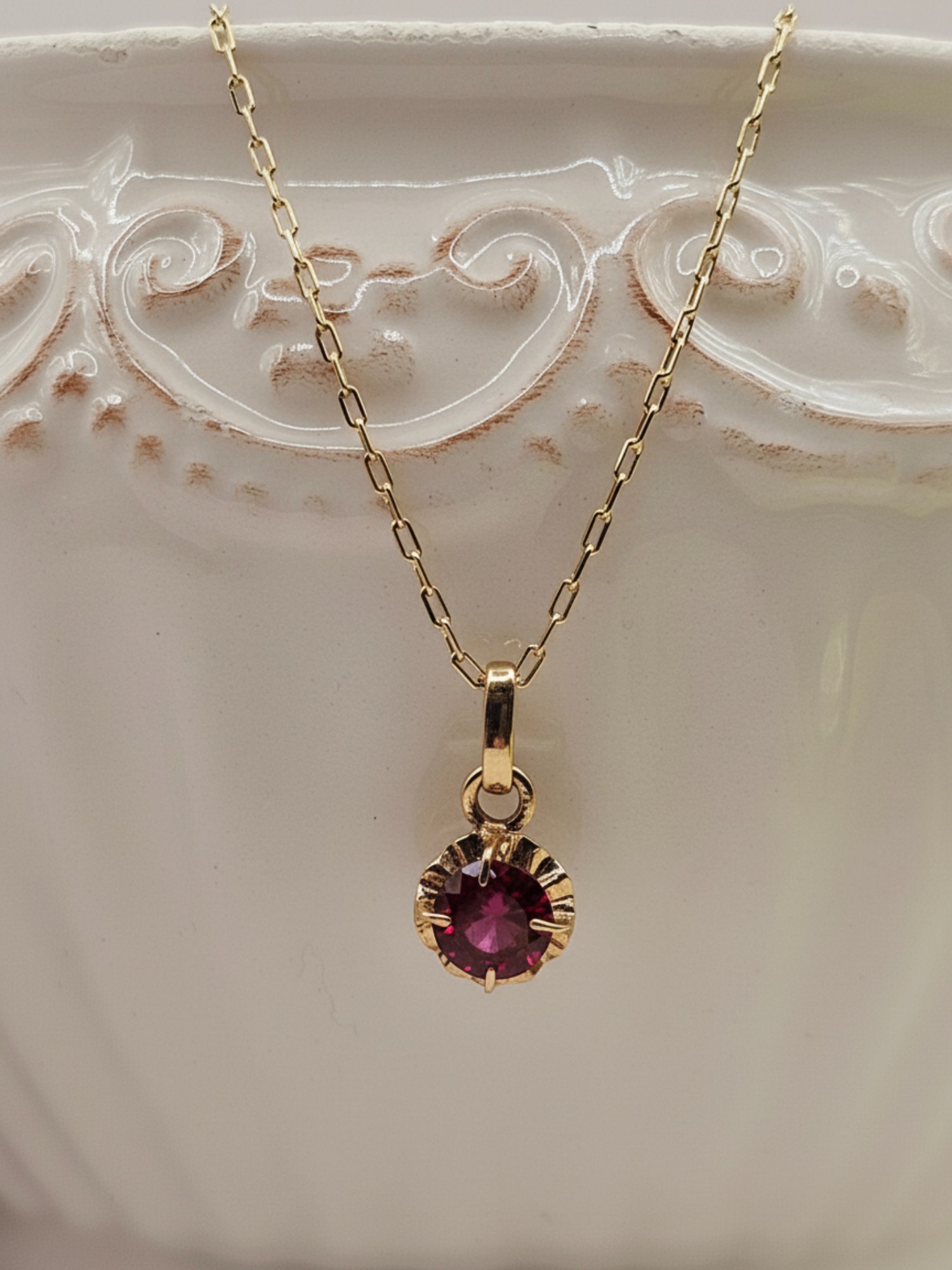 Cadena limada 50 cm y colgante chaton rubi 1.7 cm 3 grs Oro 18k 1