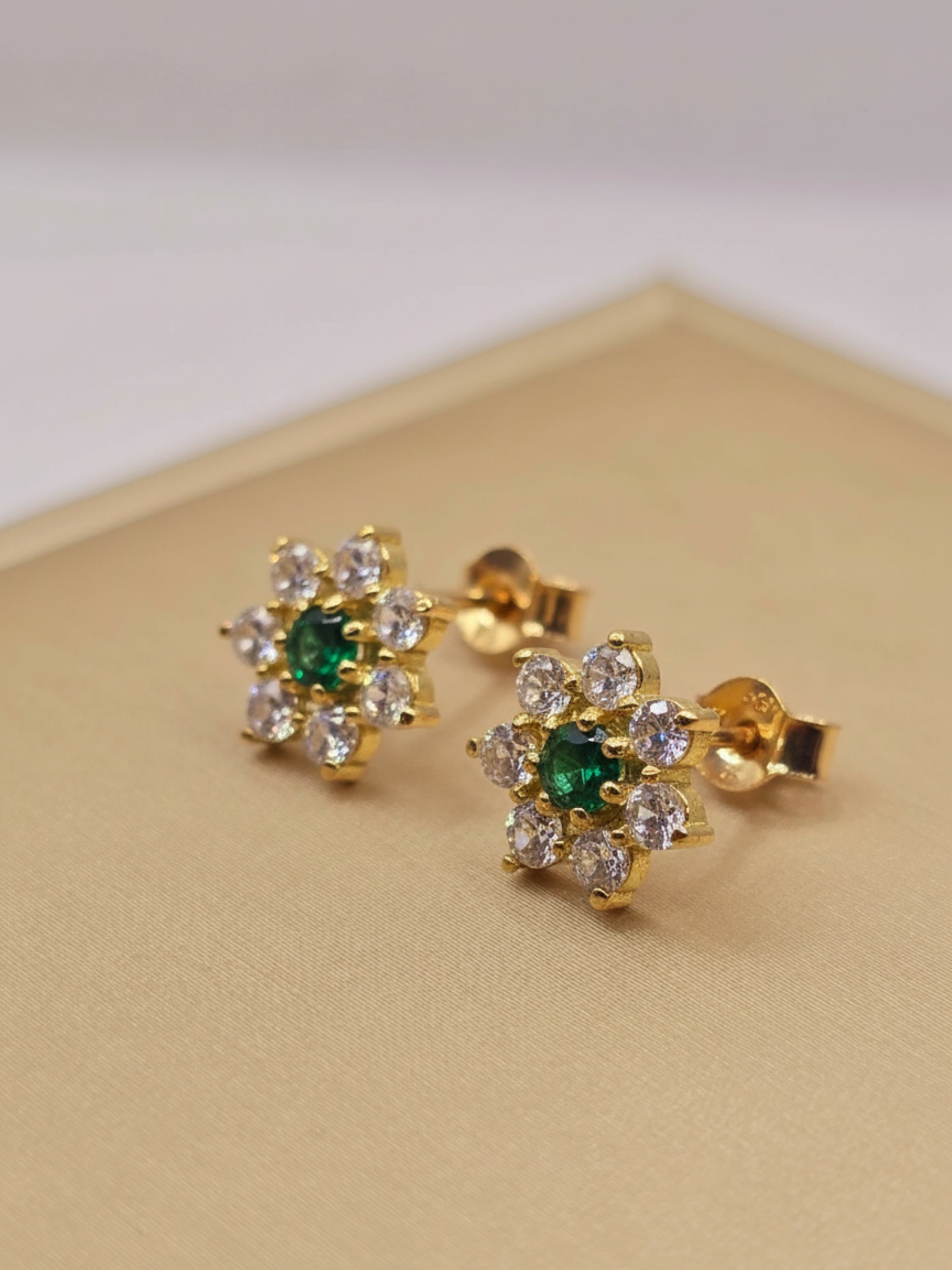 Aros roseta esmeralda y circones 9 mm 2.3 grs Oro 18k 5