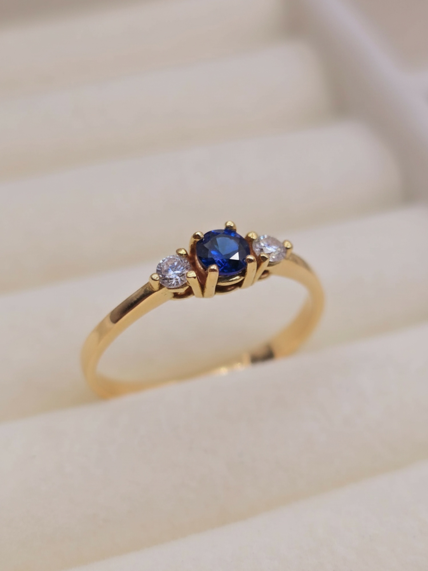 Anillo princesa zafiro y circones 2.3 grs Oro 18k 3