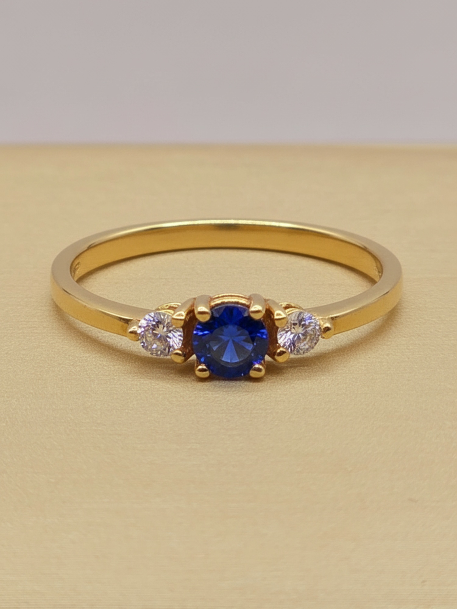 Anillo princesa zafiro y circones 2.3 grs Oro 18k 1