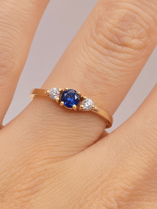 Anillo princesa zafiro y circones 2.3 grs Oro 18k