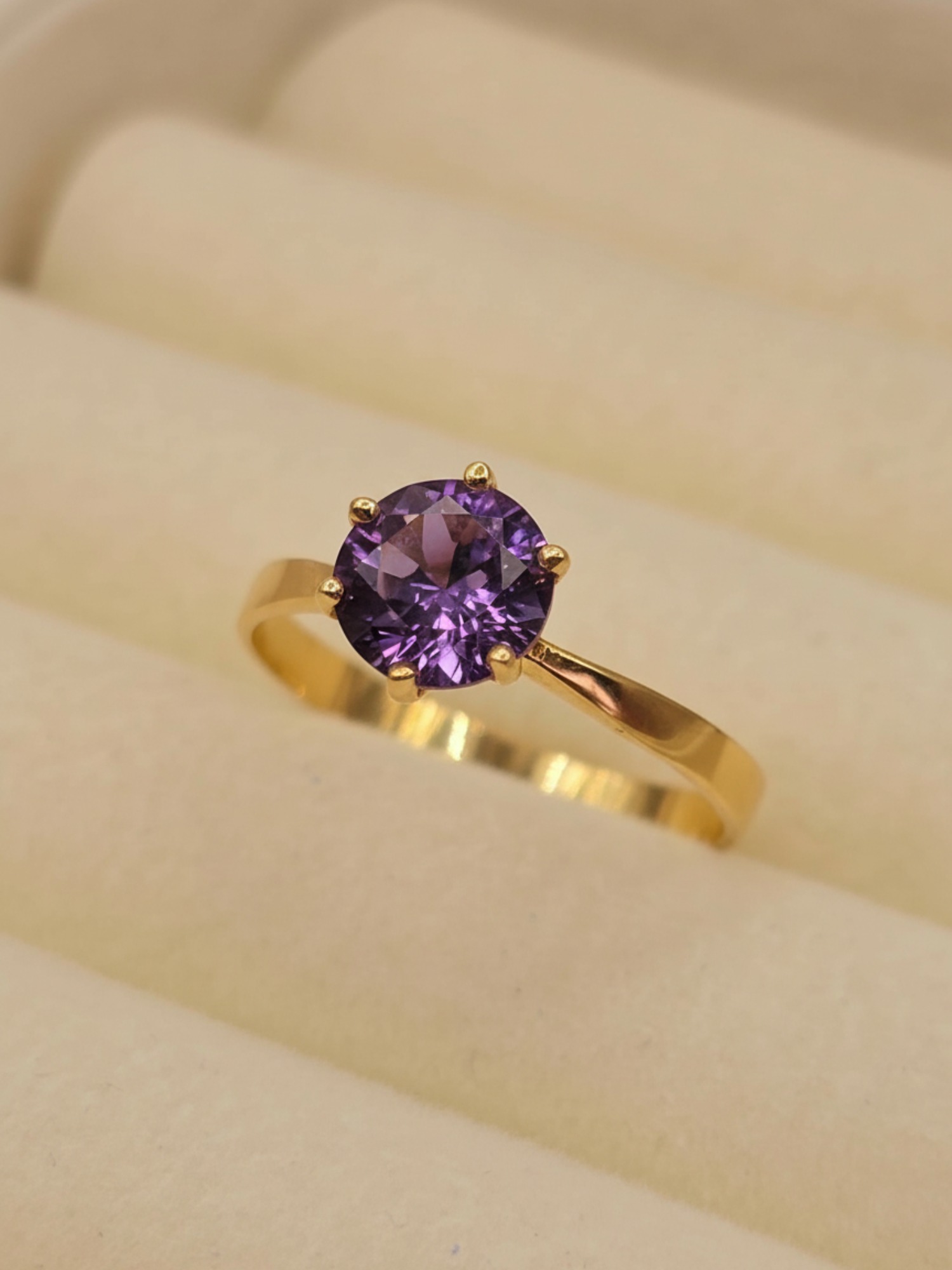 Anillo solitario seis grifas amatista 2 grs Oro 18k 2