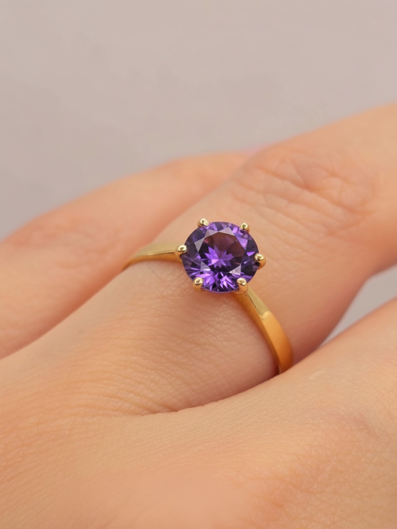 Anillo solitario seis grifas amatista 2 grs Oro 18k 4