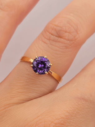 Anillo solitario seis grifas amatista 2 grs Oro 18k