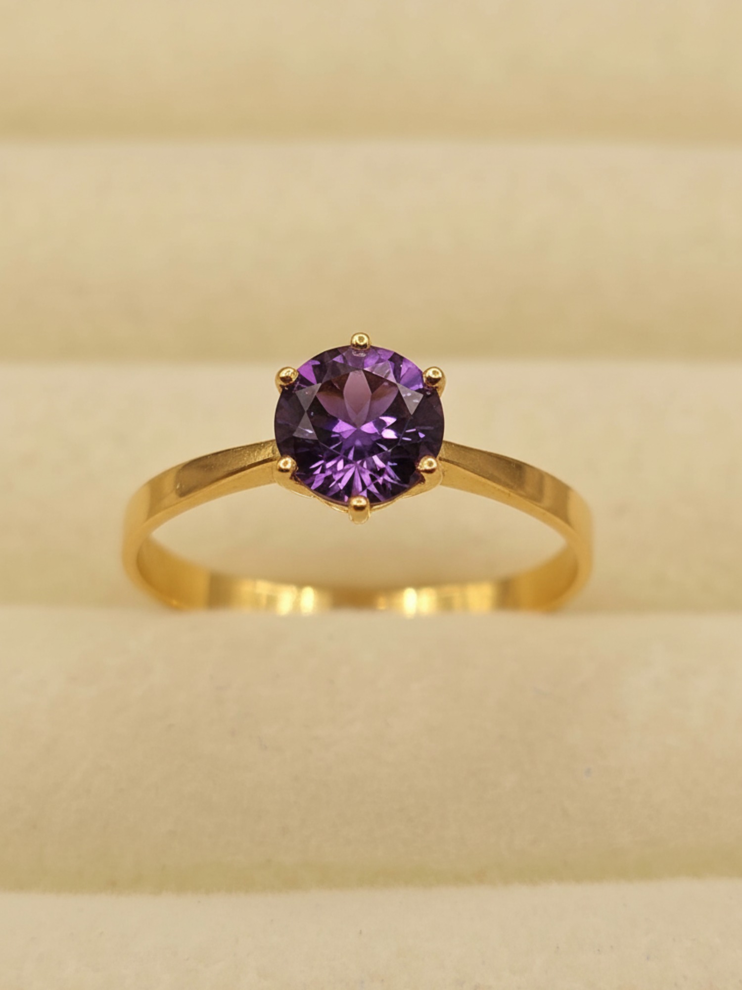 Anillo solitario seis grifas amatista 2 grs Oro 18k 5