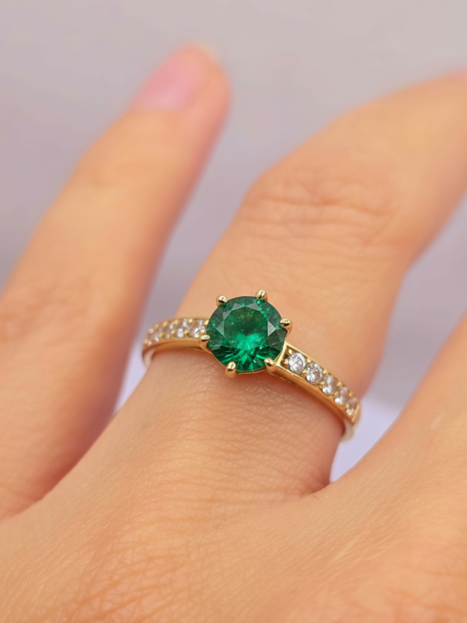 Anillo solitario medio cintillo esmeralda y circones 3 grs Oro 18k 3