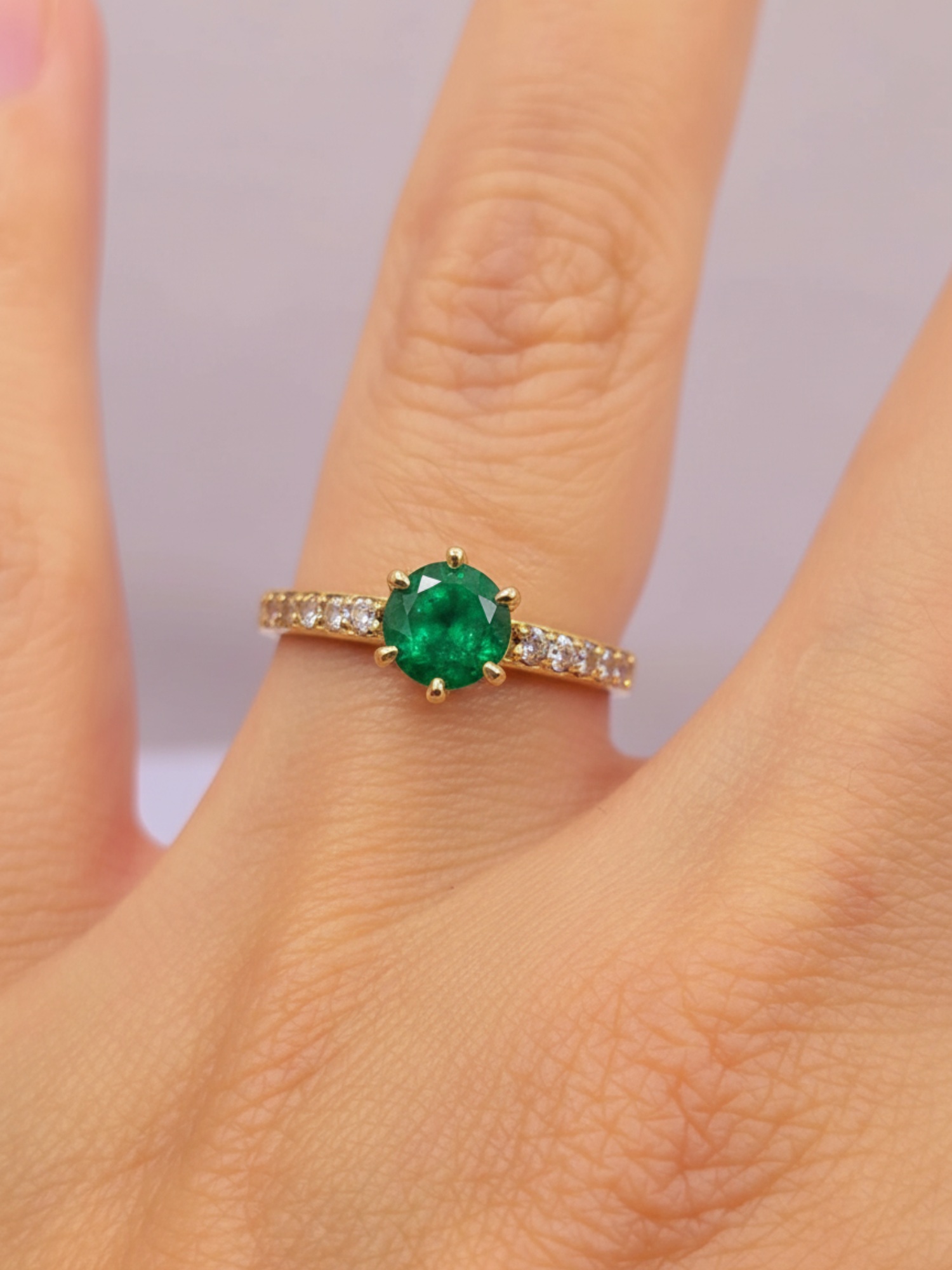 Anillo solitario medio cintillo esmeralda y circones 3 grs Oro 18k 4