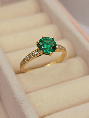 Anillo solitario medio cintillo esmeralda y circones 3 grs Oro 18k