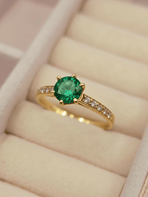 Anillo solitario medio cintillo esmeralda y circones 3 grs Oro 18k