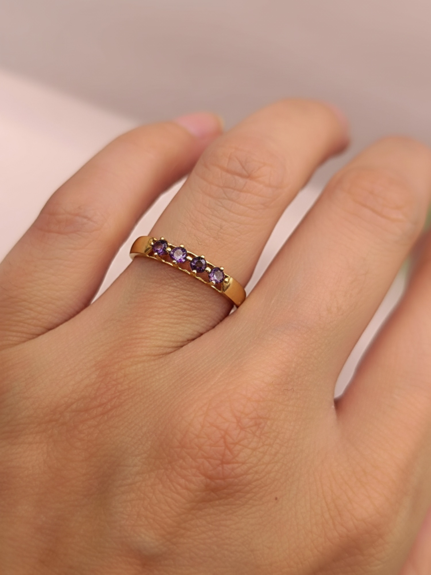 Anillo medio cintillo amatistas 1.6 grs Oro 18k 2