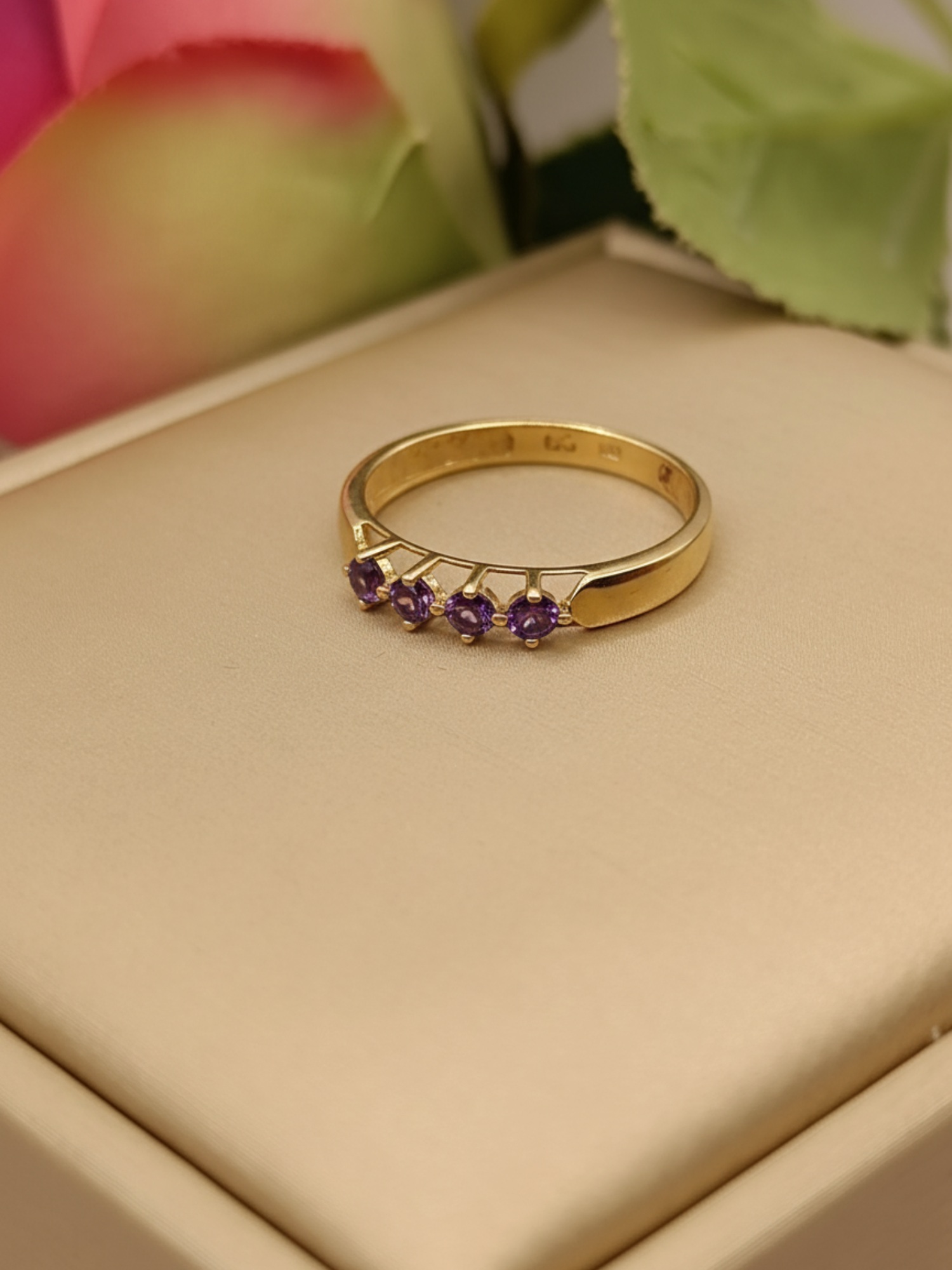 Anillo medio cintillo amatistas 1.6 grs Oro 18k 1