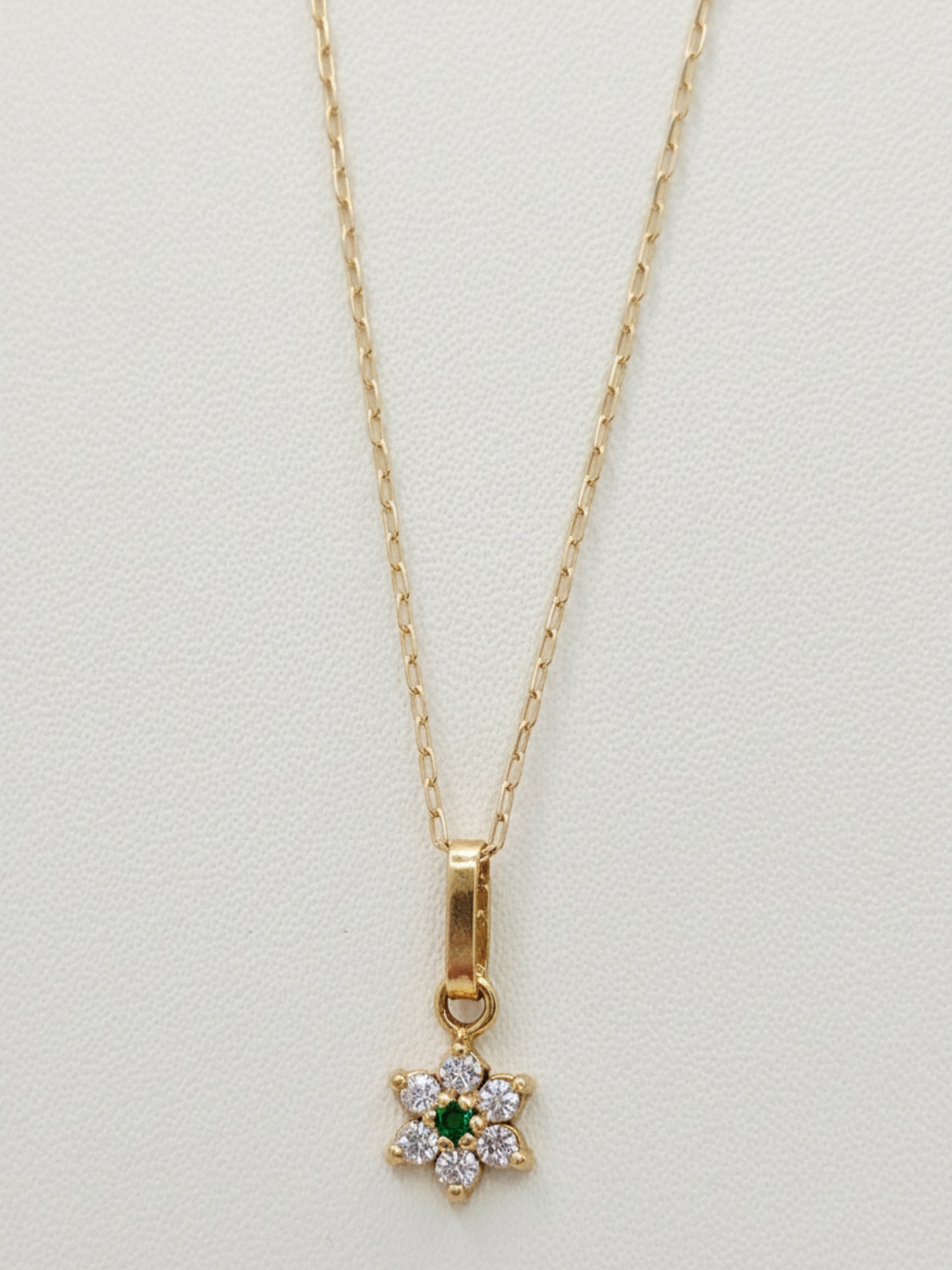 Cadena limada 50 cm con colgante roseta circones y esmeralda 7 mm 1.8 grs Oro 18k 1