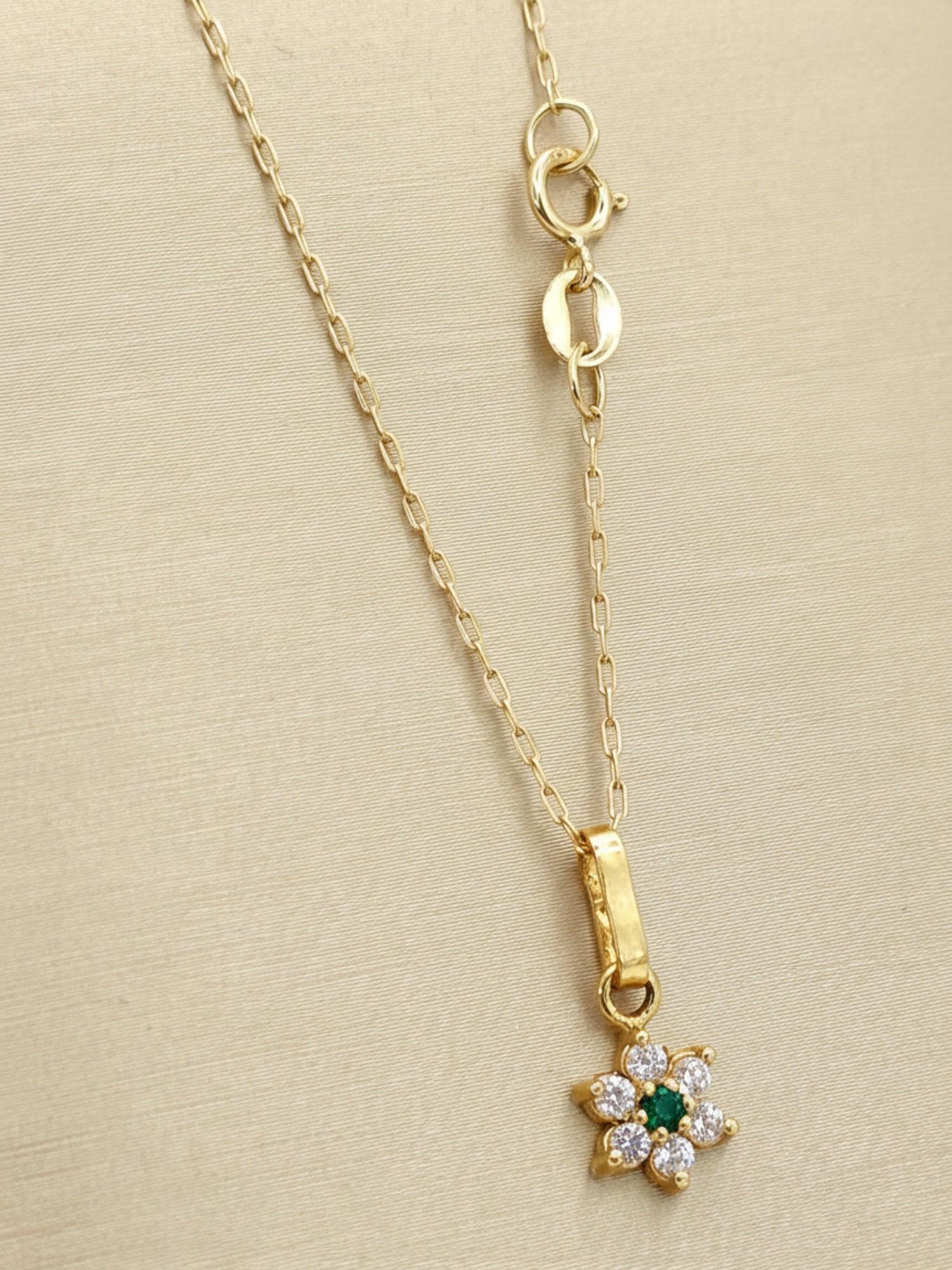 Cadena limada 50 cm con colgante roseta circones y esmeralda 7 mm 1.8 grs Oro 18k 4