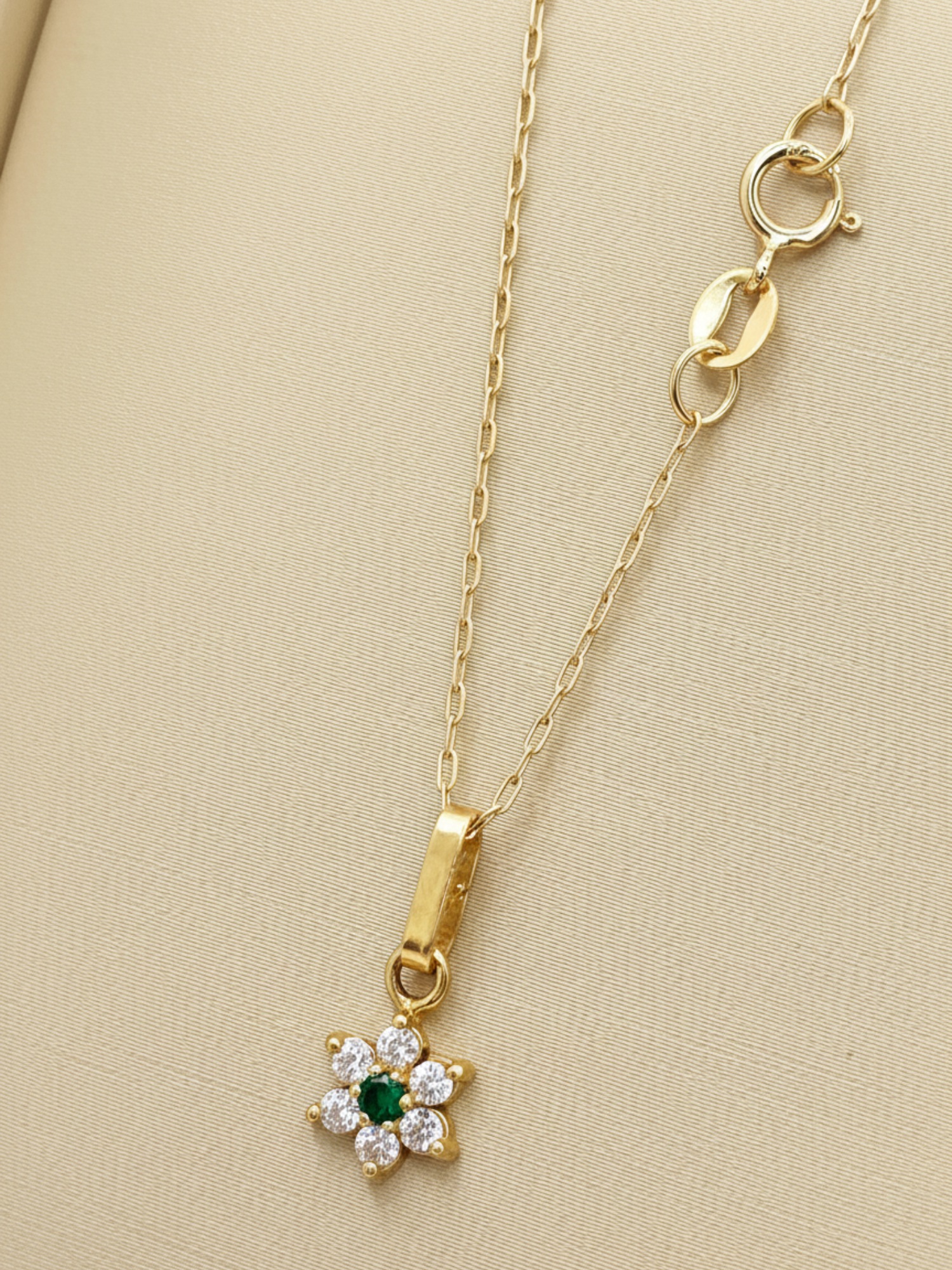 Cadena limada 50 cm con colgante roseta circones y esmeralda 7 mm 1.8 grs Oro 18k 2