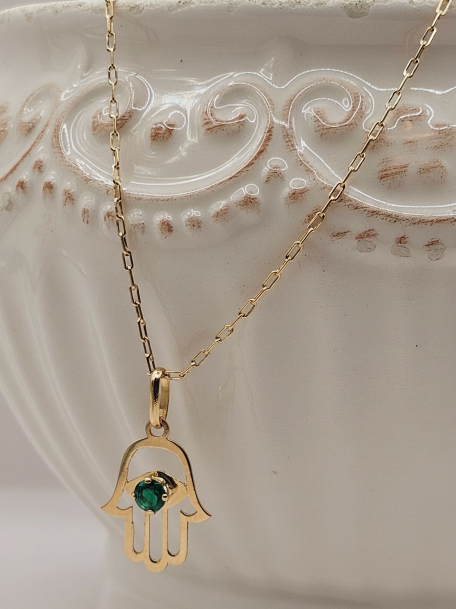 Cadena limada 50 cm y colgante mano de fátima esmeralda 2.7 grs Oro 18k 2