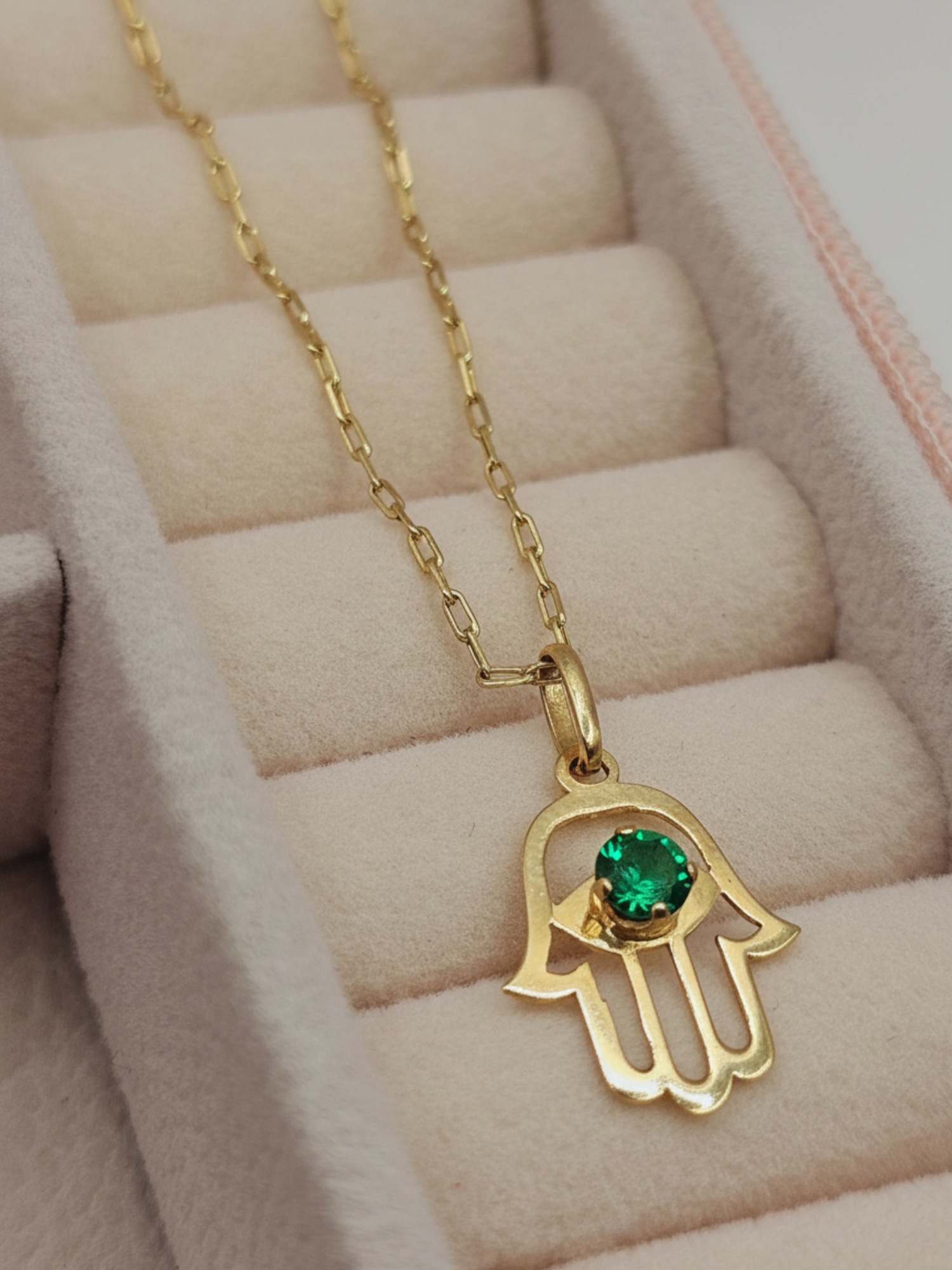 Cadena limada 50 cm y colgante mano de fátima esmeralda 2.7 grs Oro 18k 3