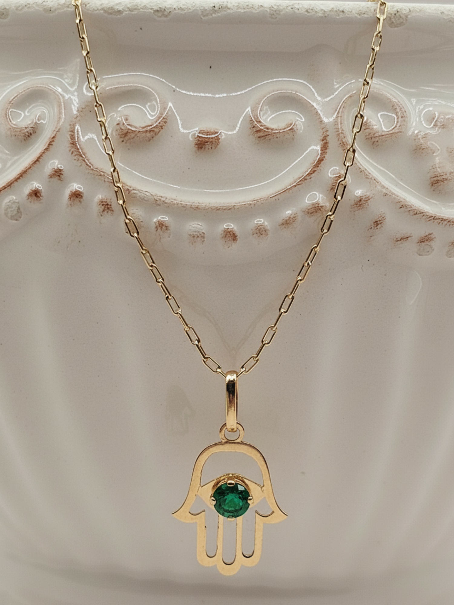 Cadena limada 50 cm y colgante mano de fátima esmeralda 2.7 grs Oro 18k 1