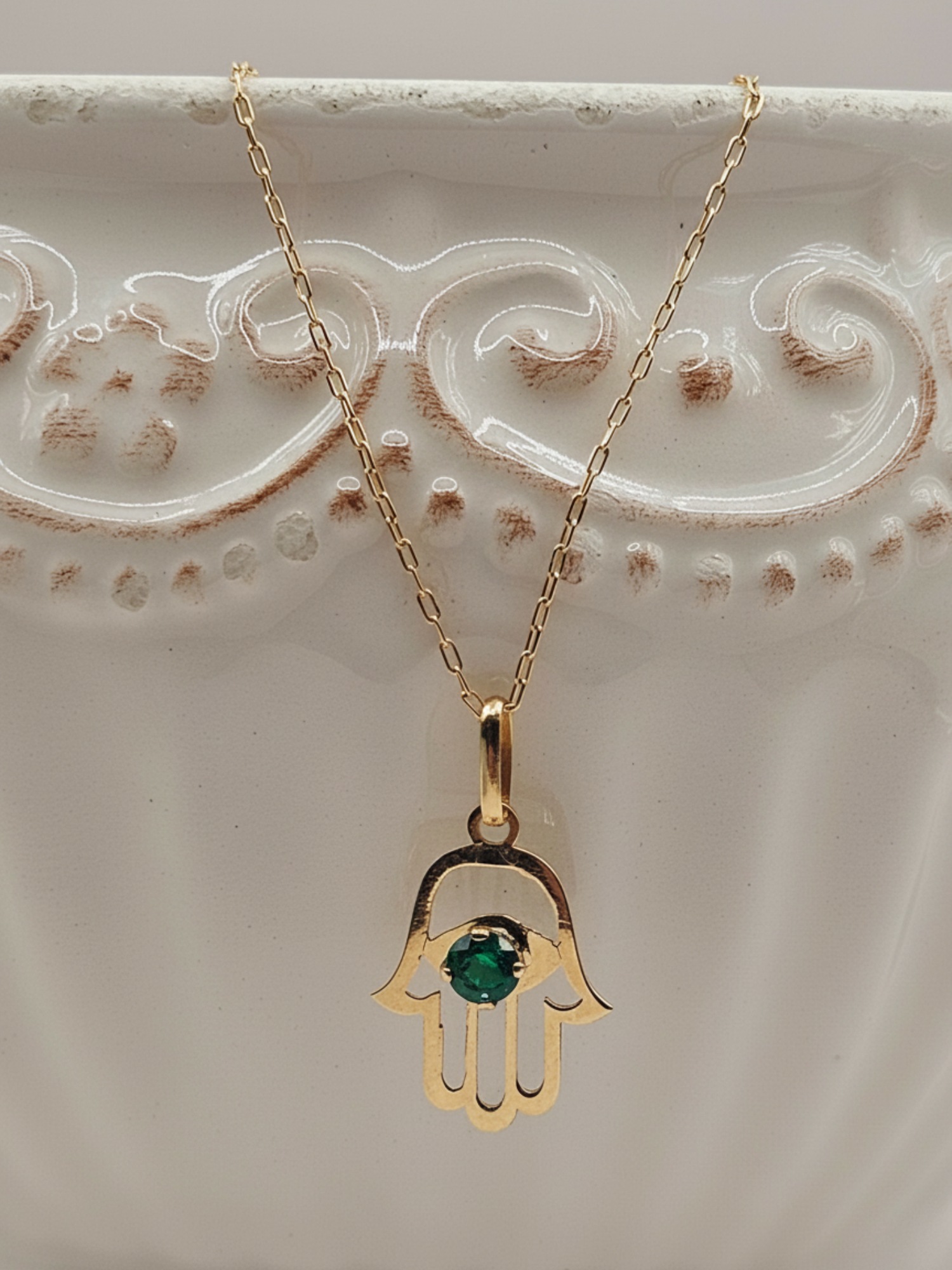 Cadena limada 50 cm y colgante mano de fátima esmeralda 2.7 grs Oro 18k 4